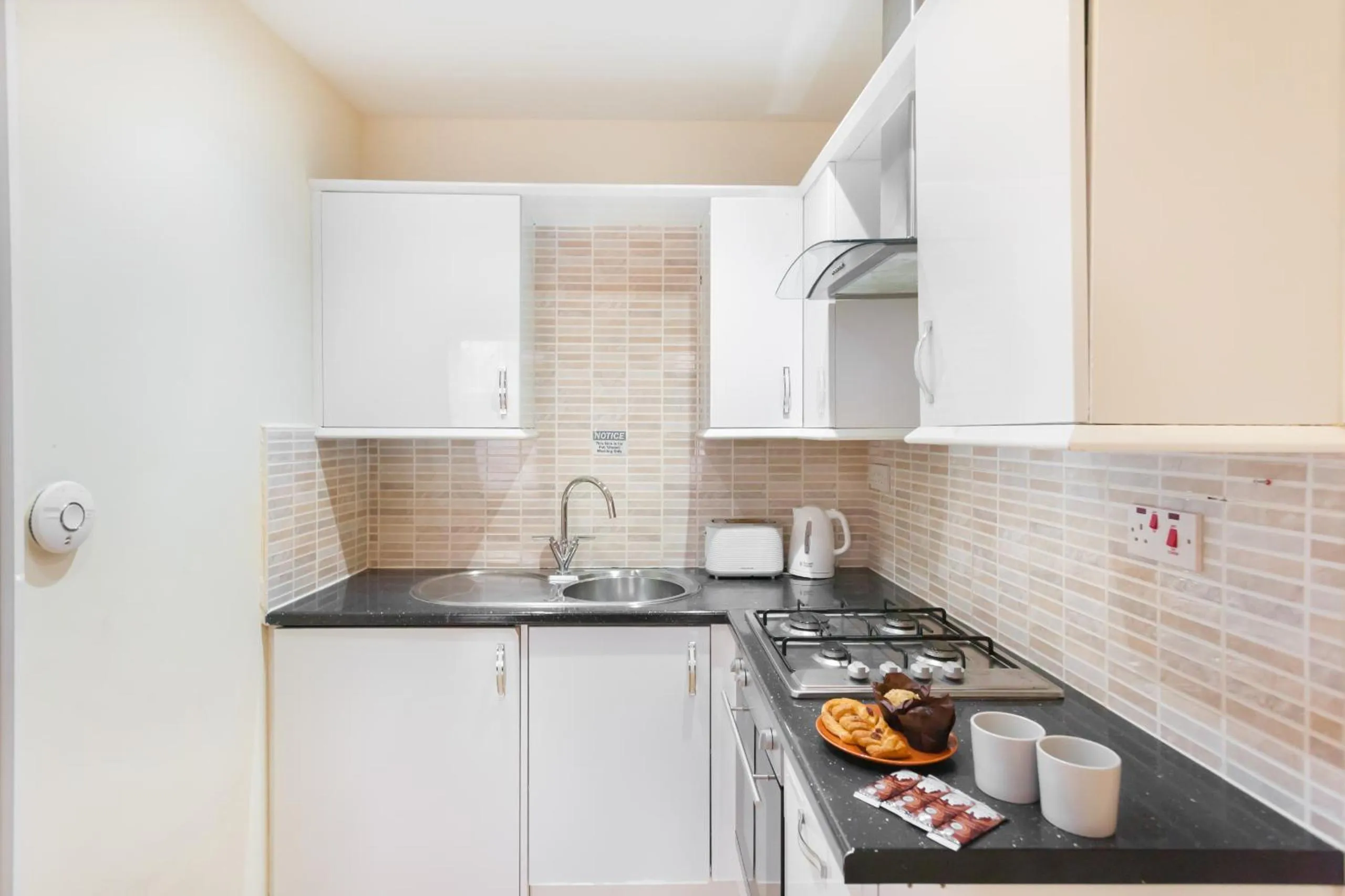 Kitchen or kitchenette, Kitchen/Kitchenette in Kings Cross Apartment