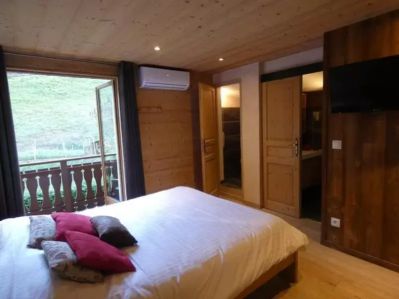 Bedroom, Bed in Auberge Du Fraizier