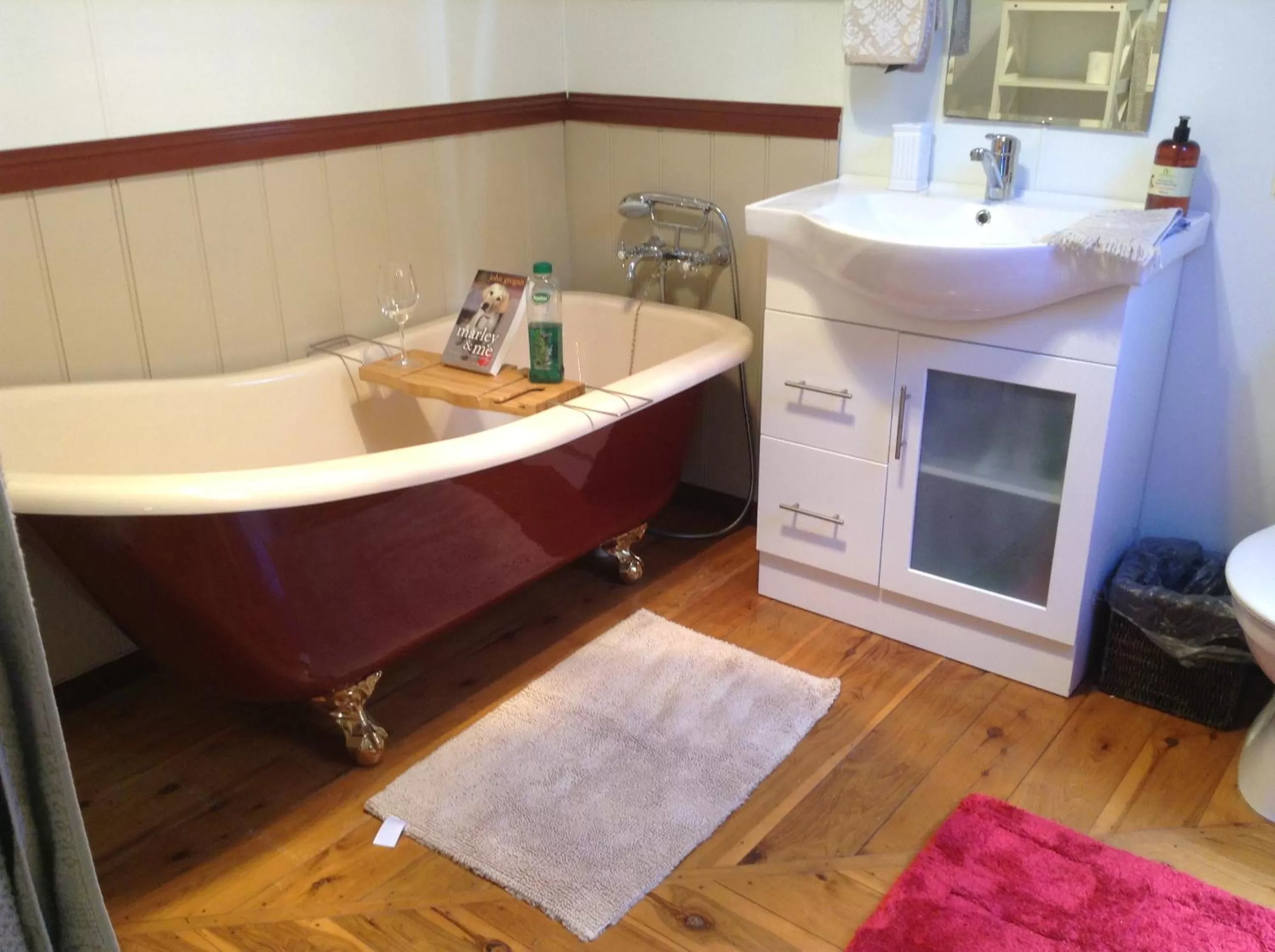 Bathroom in Must Love Dogs B&B & Self Contained Cottage