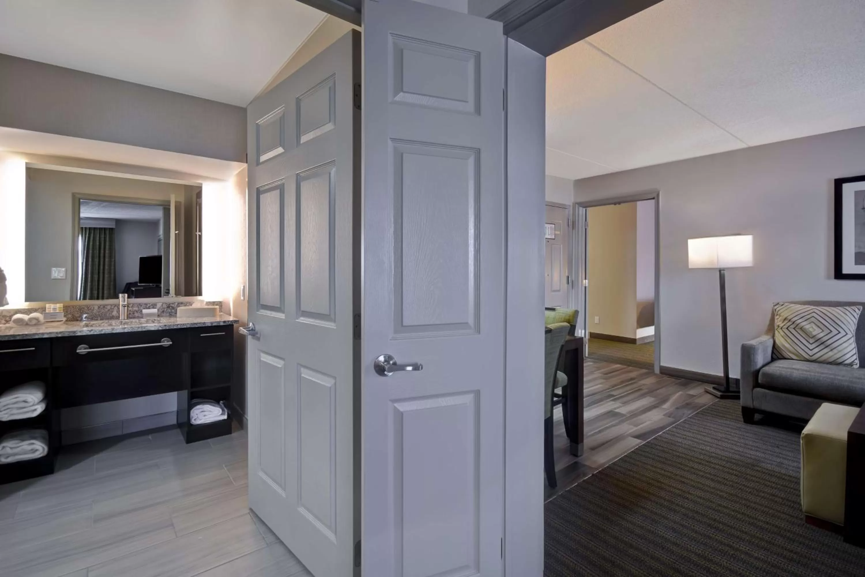 Bathroom, Bed in Homewood Suites by Hilton Philadelphia-Great Valley