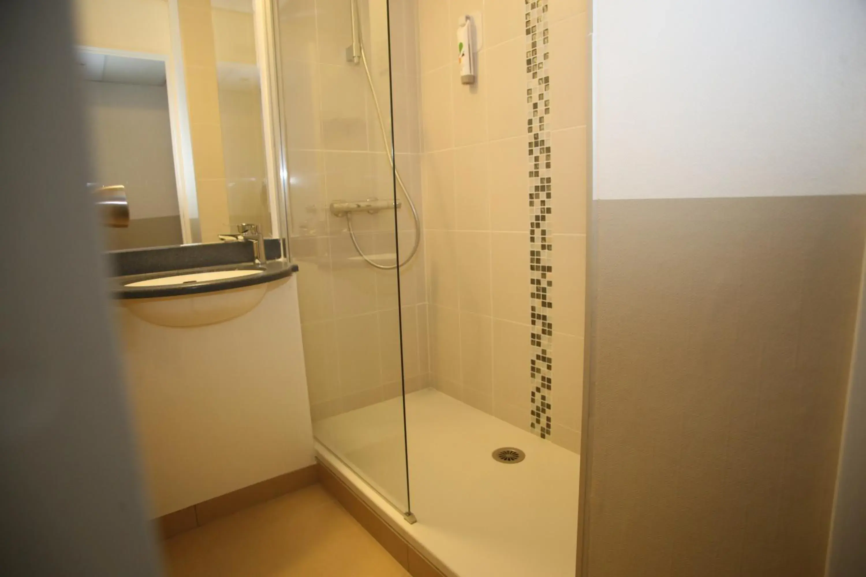 Bathroom in ibis Styles Orleans