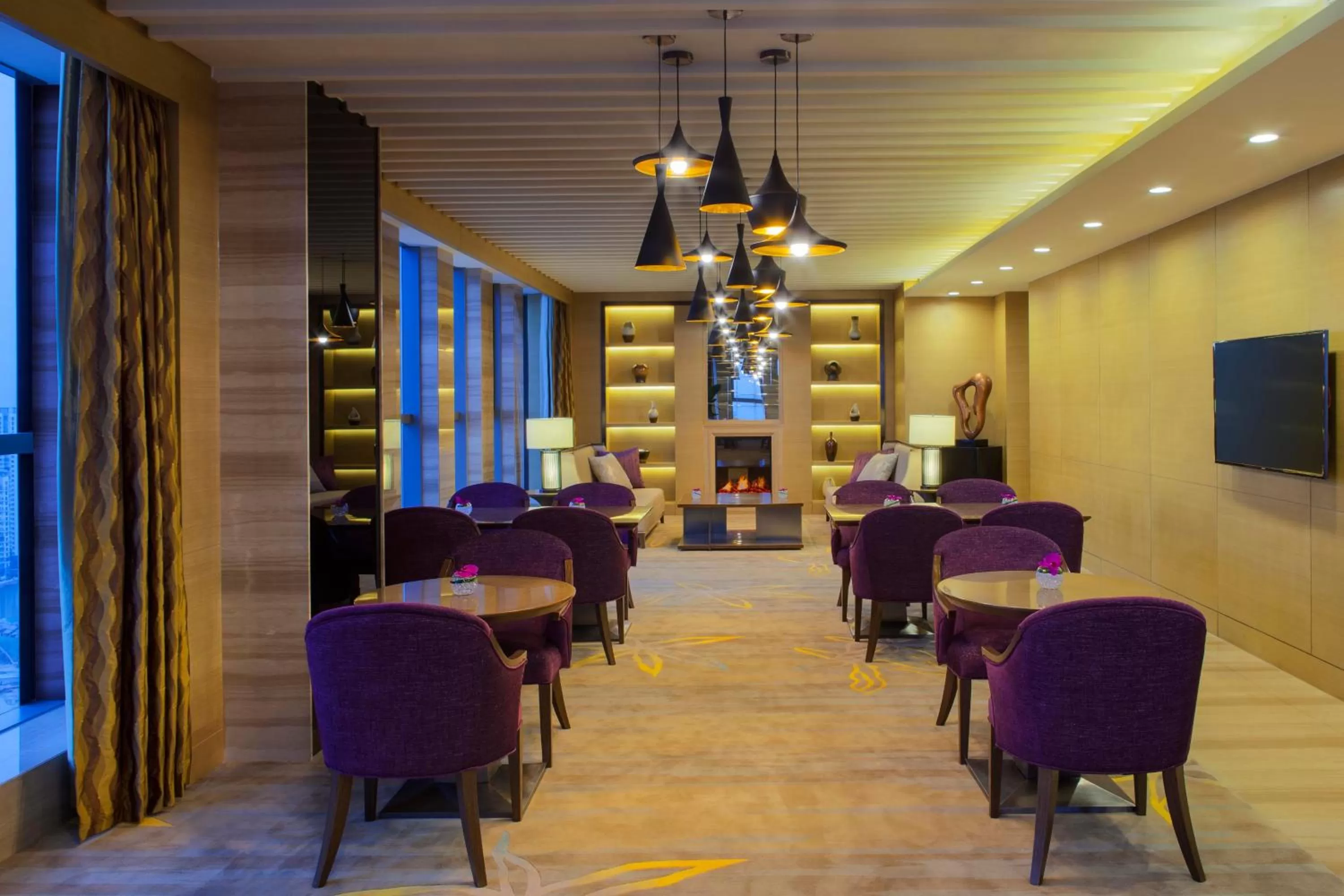 Lounge or bar in Crowne Plaza Tianjin Meijiangnan by IHG