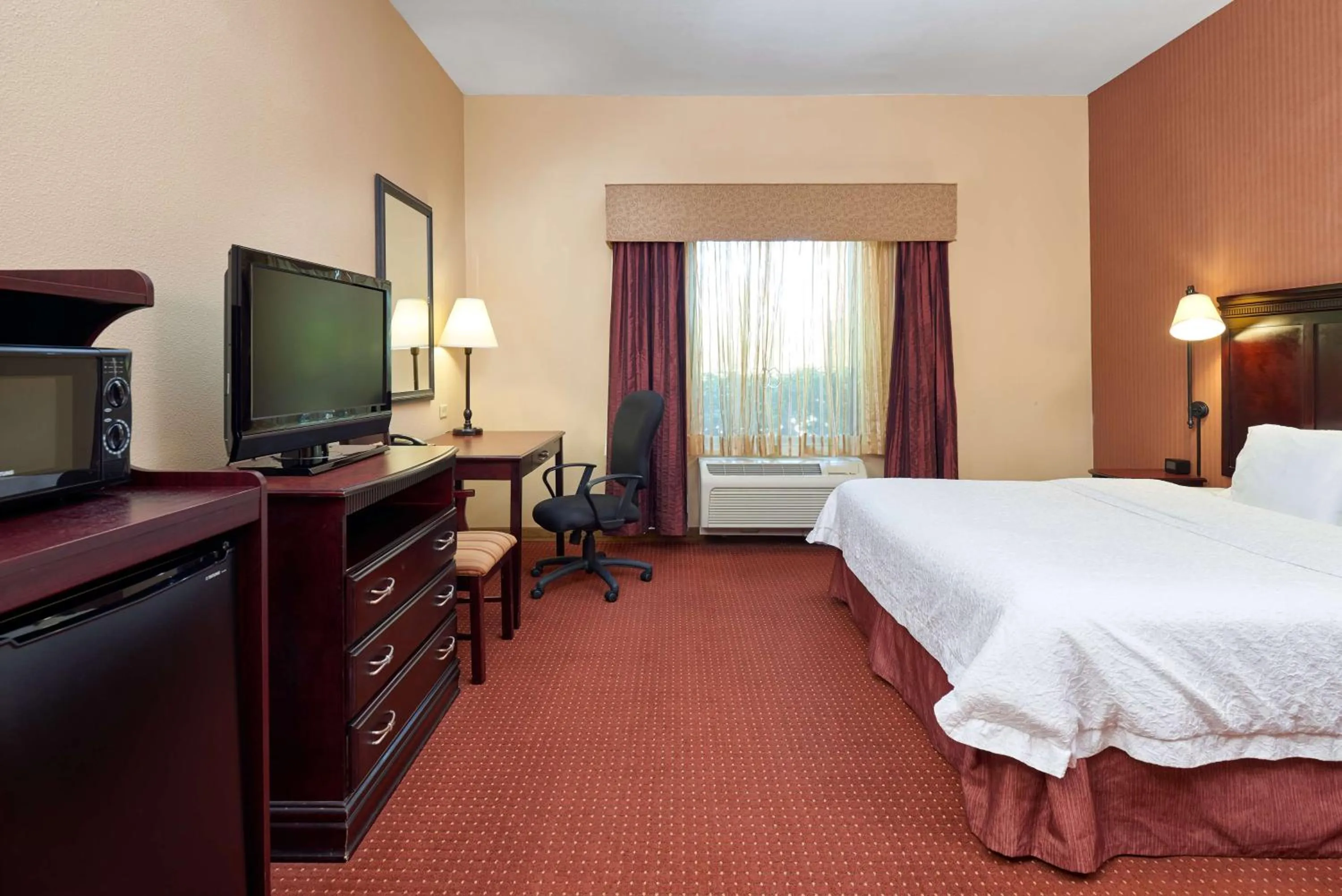 Bedroom, Bed in Hampton Inn & Suites Austin South Buda