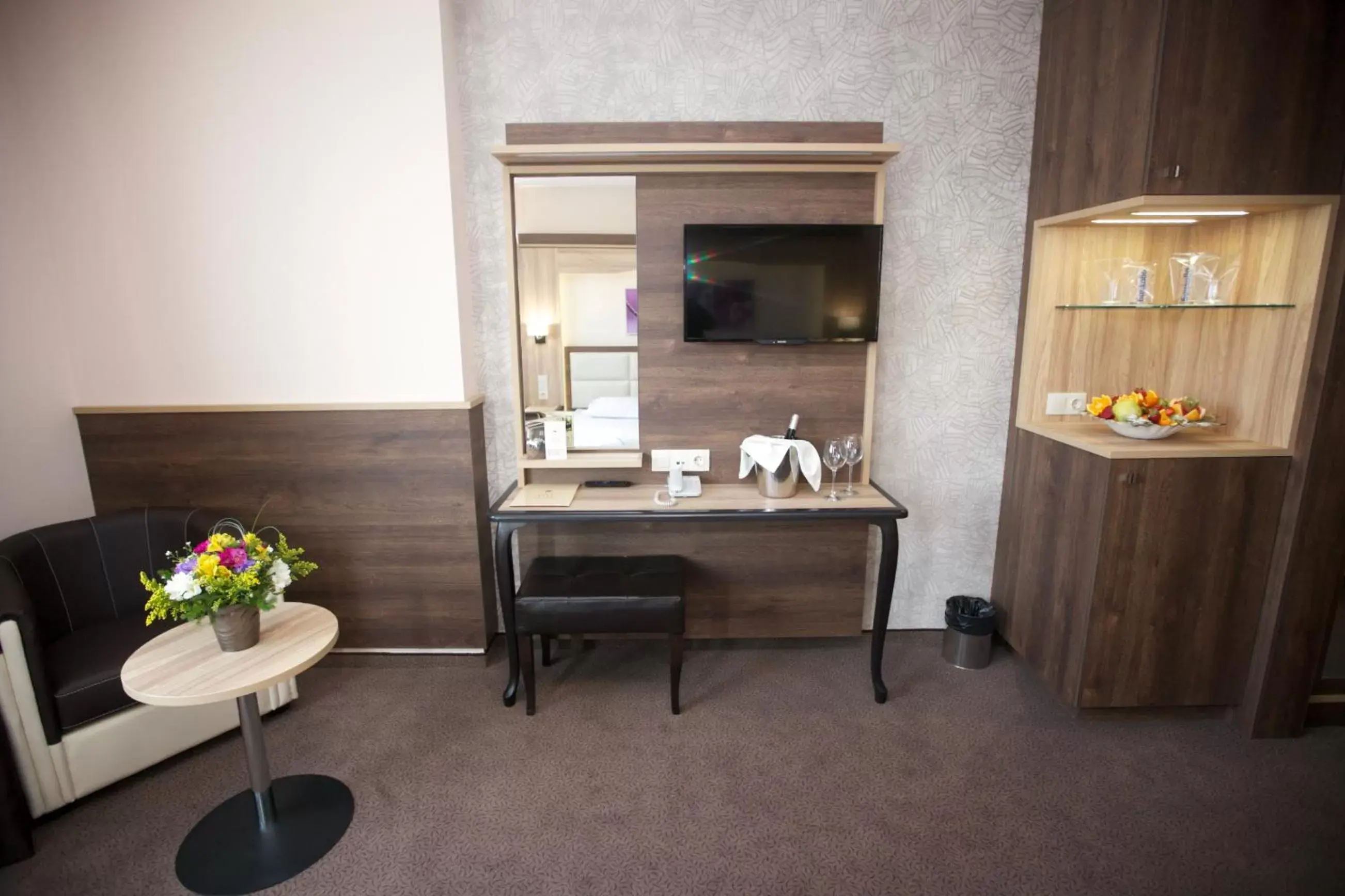 Communal lounge/ TV room, TV/Entertainment Center in Hotel ZOO Sofia - Secured Paid Parking