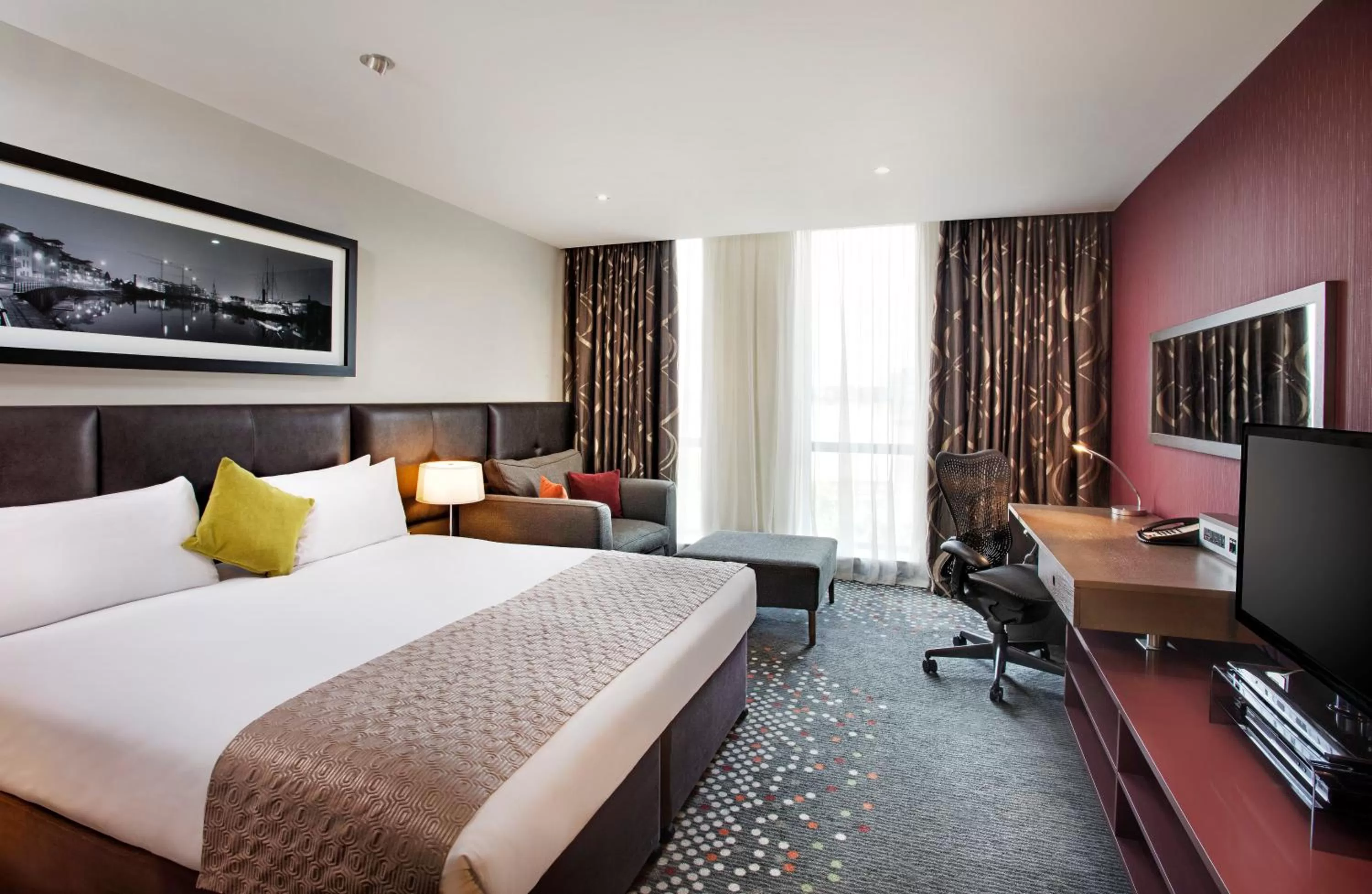 Photo of the whole room, Bed in Holiday Inn Bristol City Centre by IHG
