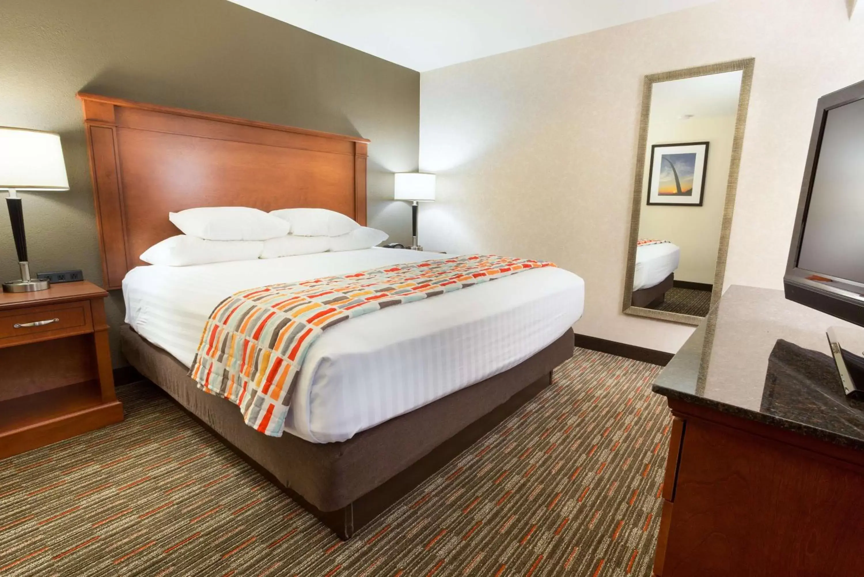 Photo of the whole room, Bed in Drury Inn & Suites St. Louis Creve Coeur