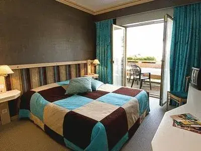 Photo of the whole room, Bed in Hotel Les Remparts