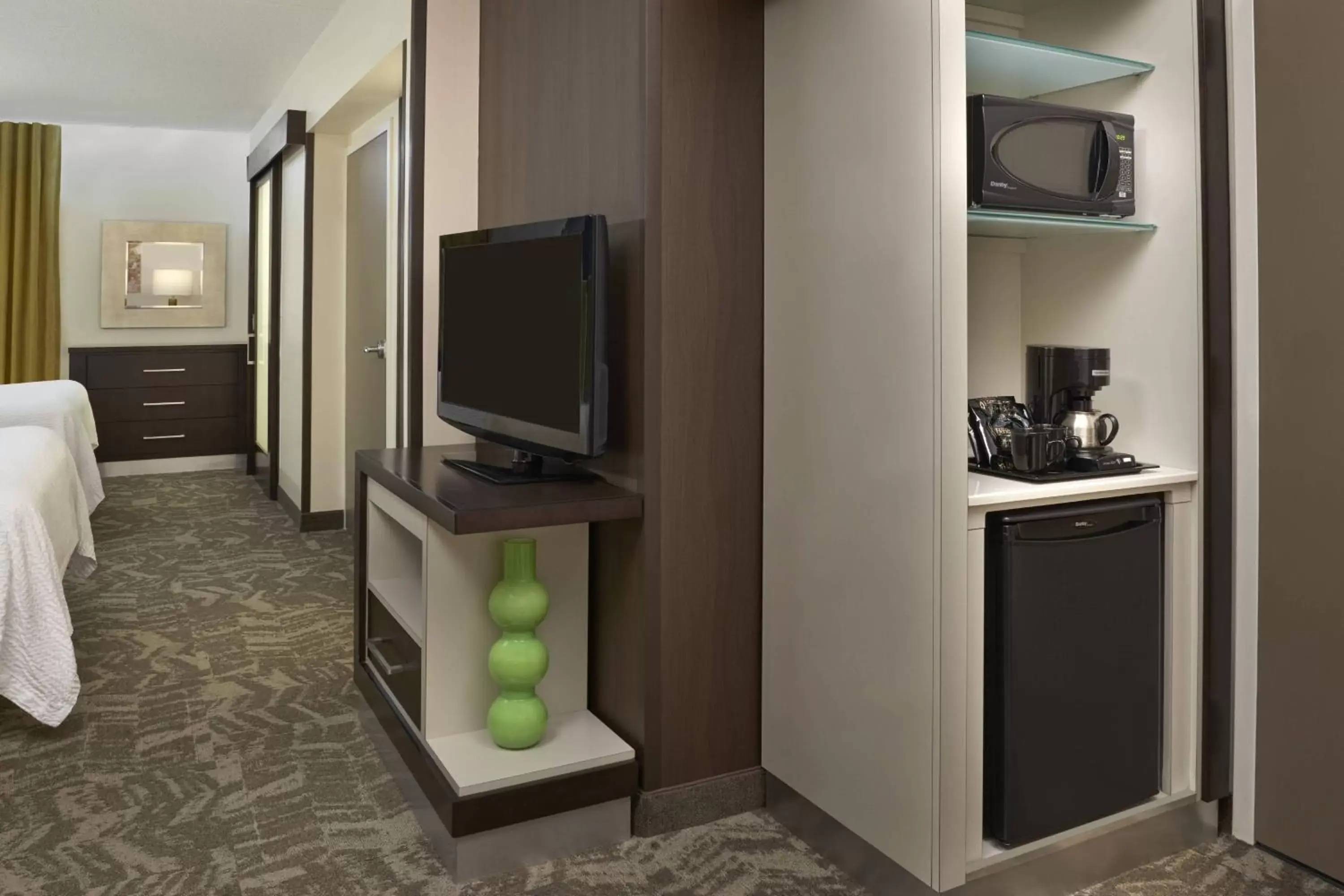 Kitchen or kitchenette, TV/Entertainment Center in SpringHill Suites by Marriott Toronto Vaughan