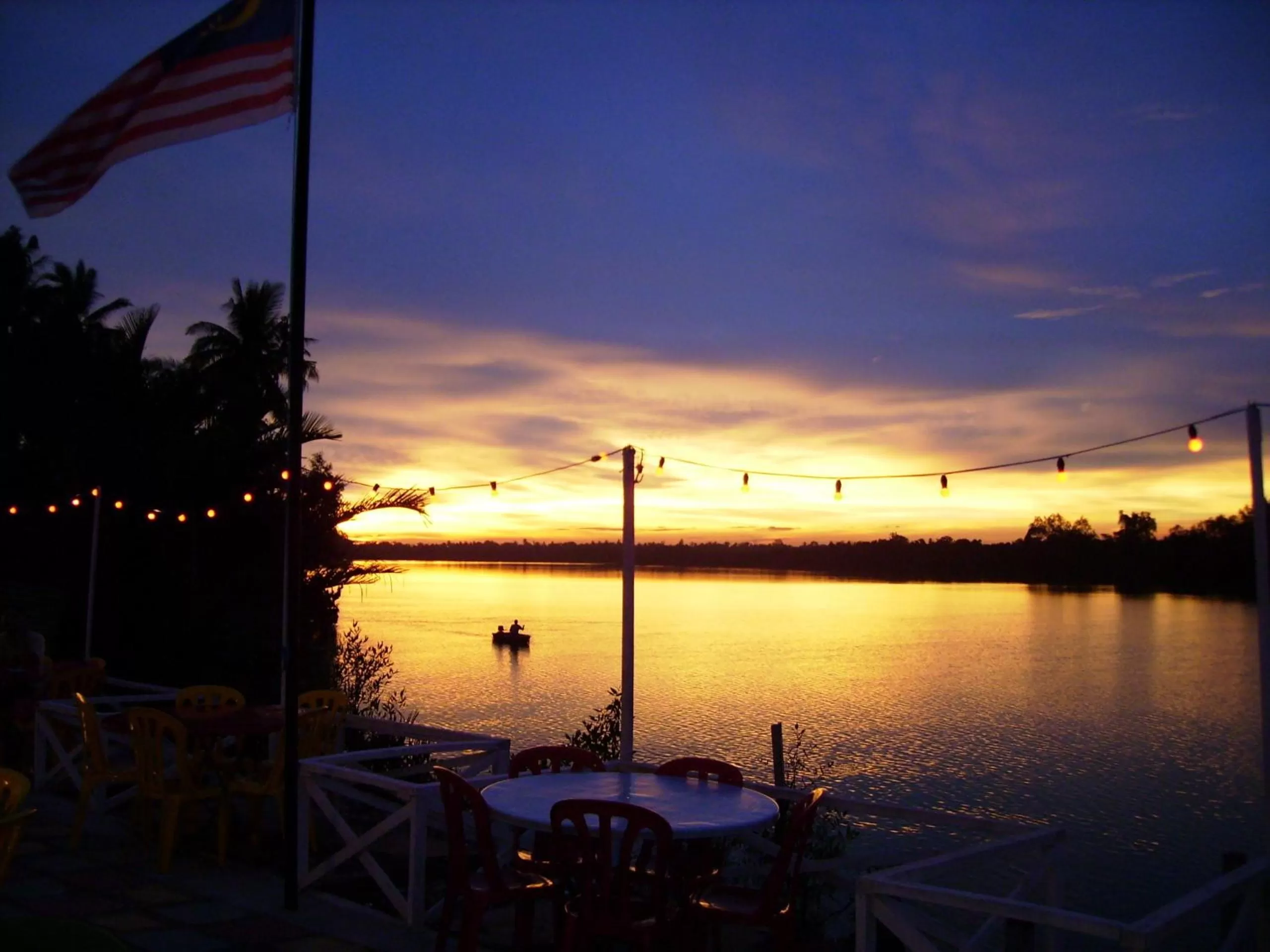 Restaurant/places to eat in Sabak Awor Resort