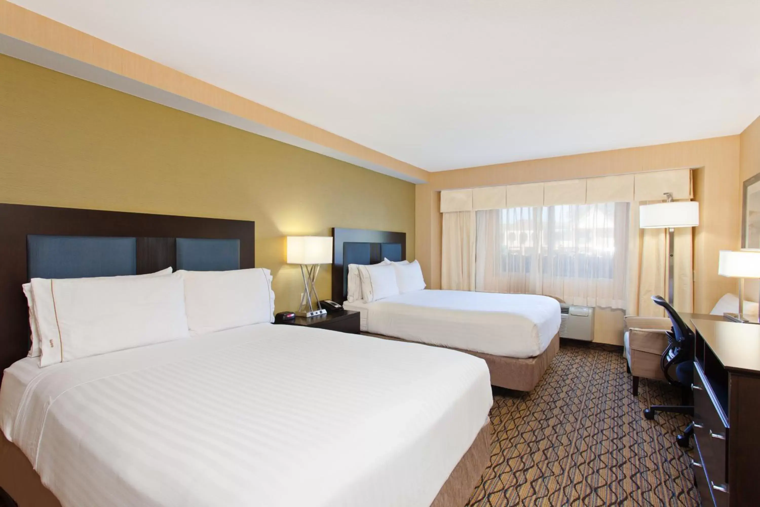 Photo of the whole room, Bed in Holiday Inn Express Newport Beach, an IHG Hotel