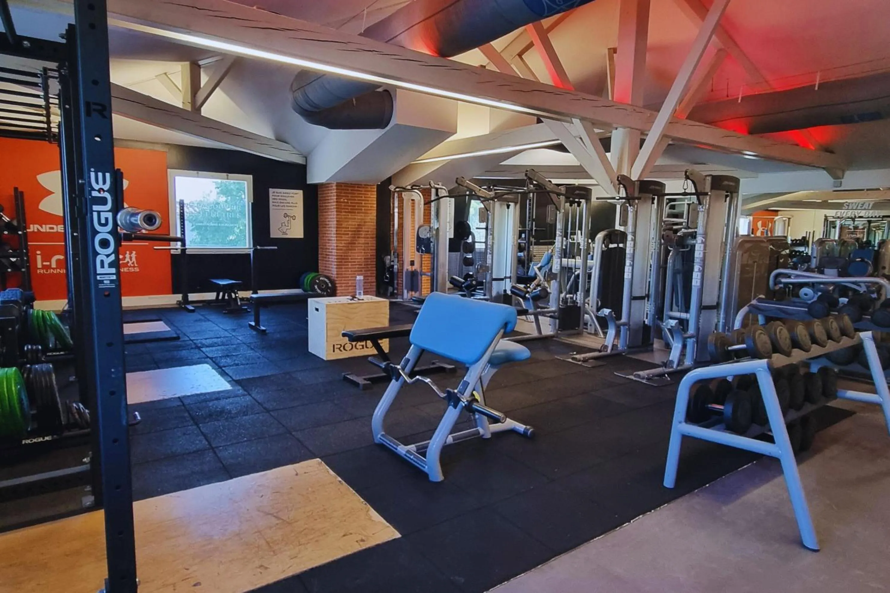 Fitness centre/facilities in Sporting House Hôtel