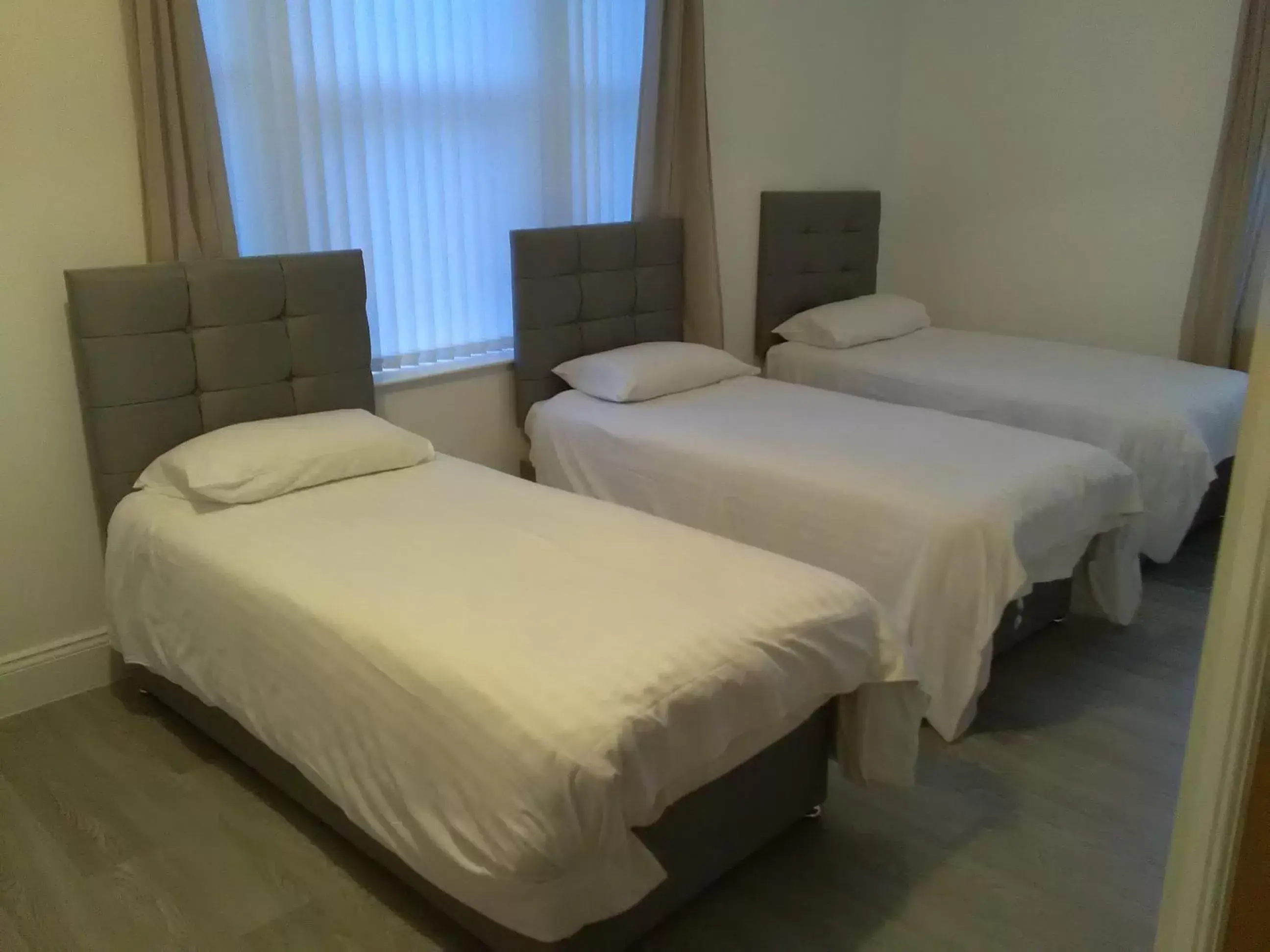 Classic Triple Room in Clifton Hotel Newcastle Classic Triple Room in Clifton Hotel Newcastle