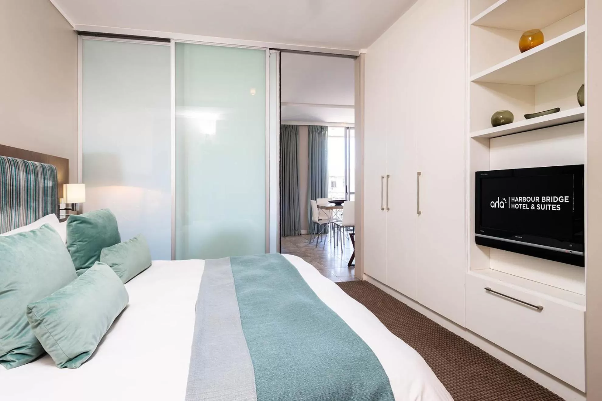 TV and multimedia, Bed in aha Harbour Bridge Hotel & Suites