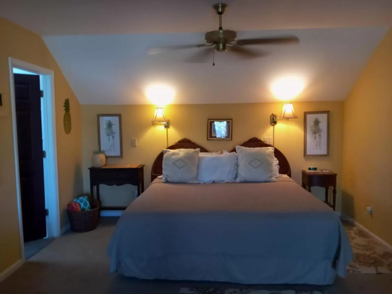 Bed in Sea Breeze Manor Inn