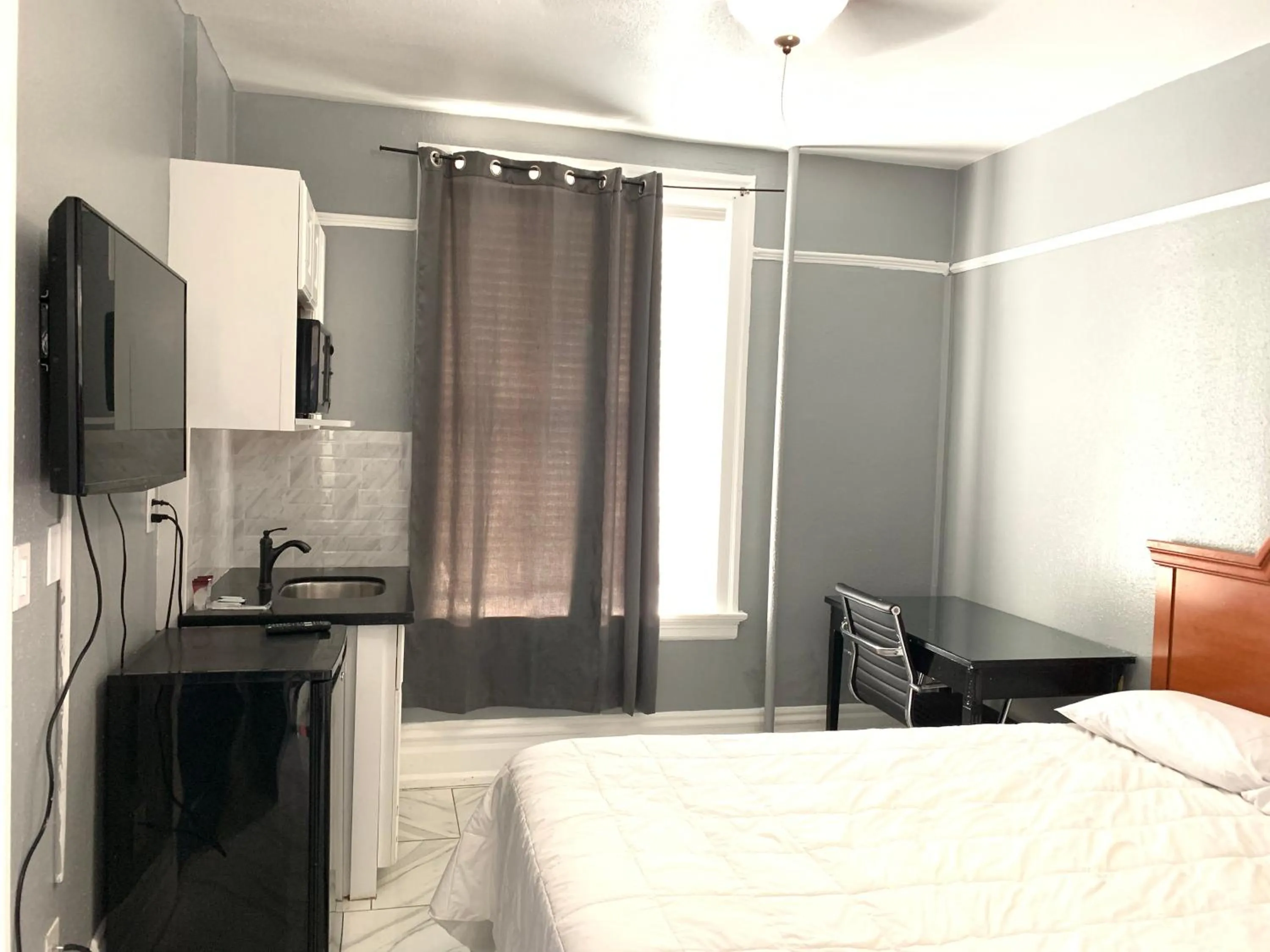 Photo of the whole room in The Adrian