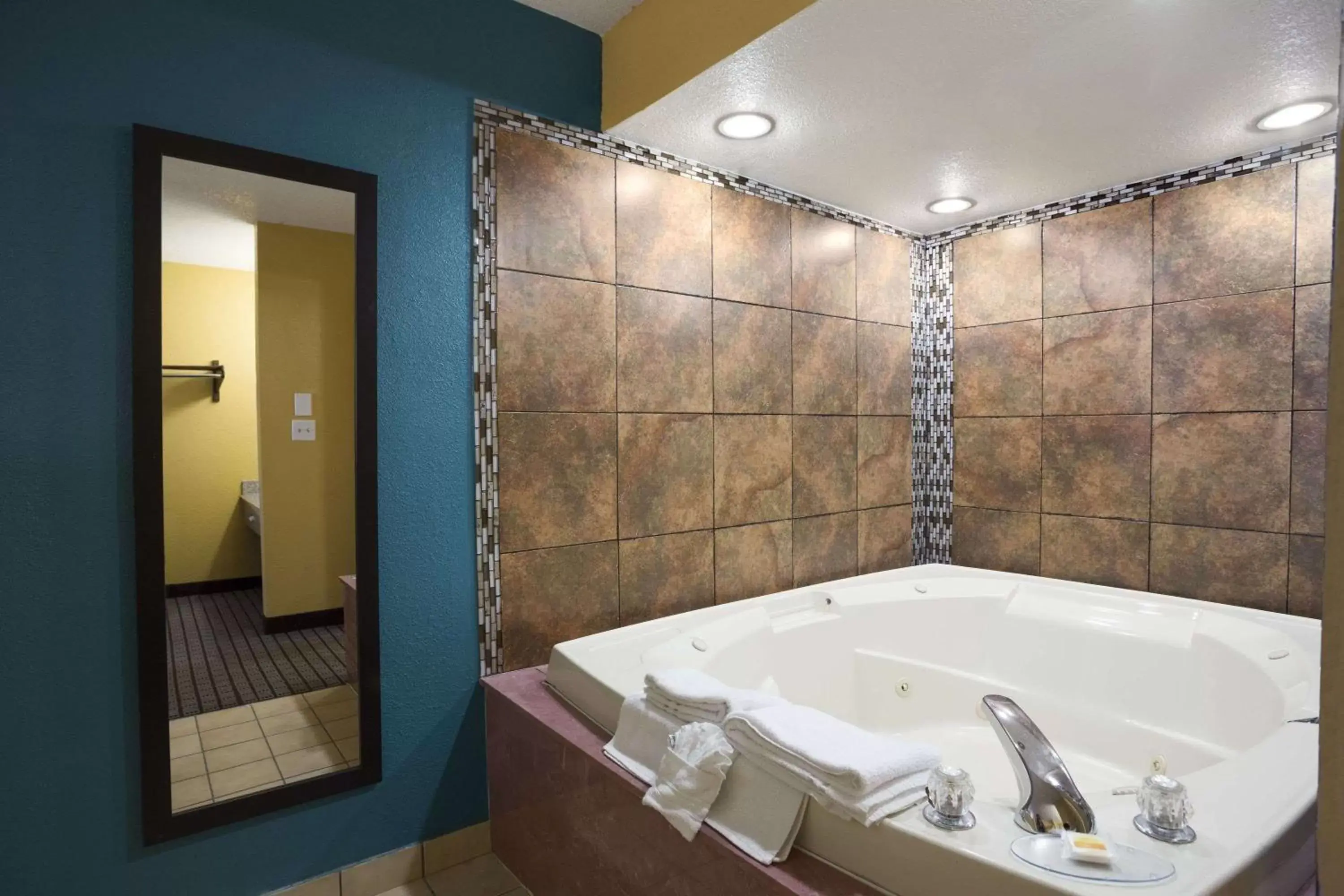 Photo of the whole room, Bathroom in Days Inn by Wyndham Conway