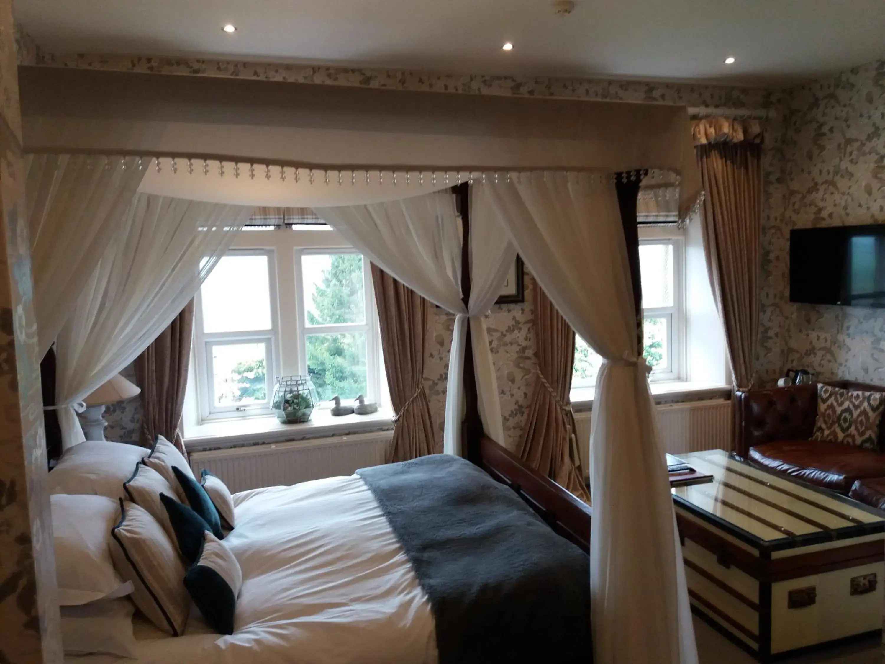 Bedroom in The Shireburn Arms