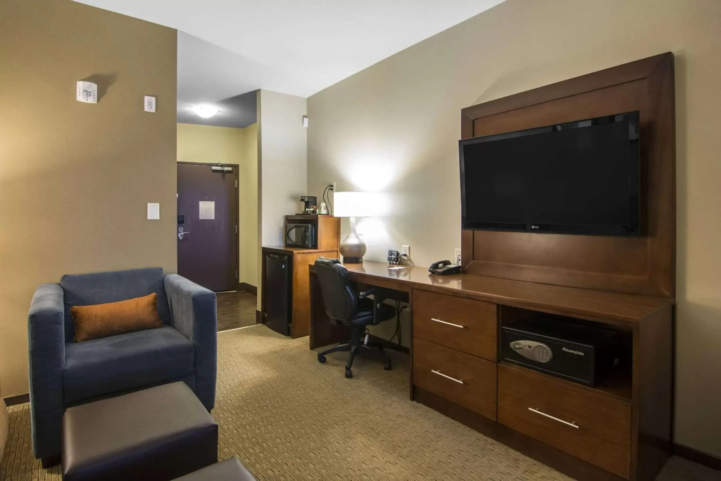 Photo of the whole room, TV/Entertainment Center in Comfort Suites Saskatoon