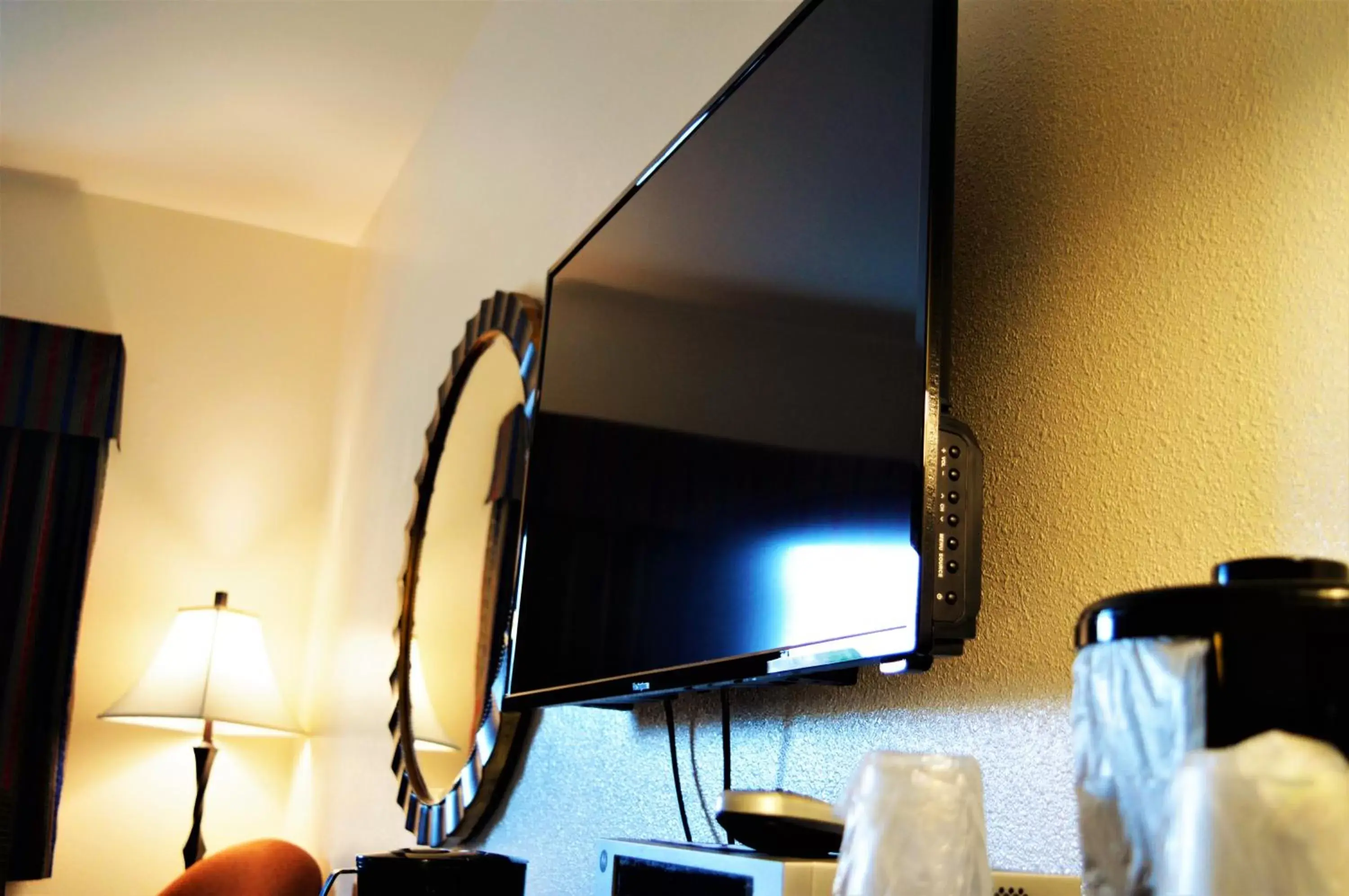 TV and multimedia, TV/Entertainment Center in GuestHouse Inn Enumclaw