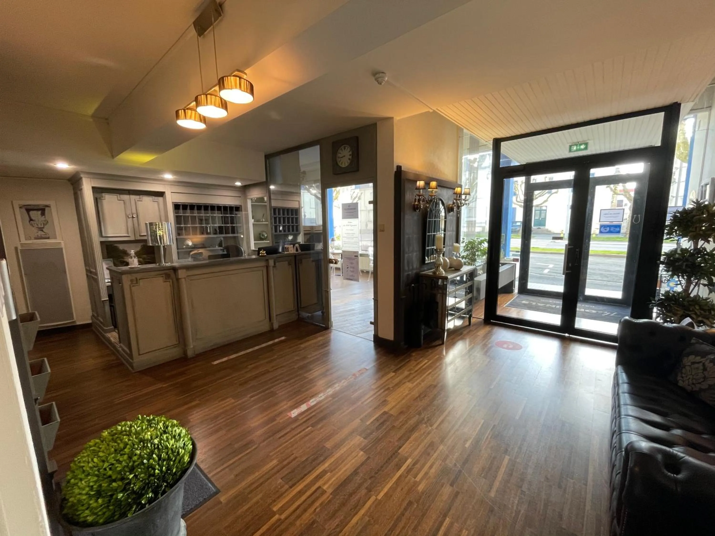Lobby or reception in The Originals City, Hôtel Napoléon, La Roche-sur-Yon