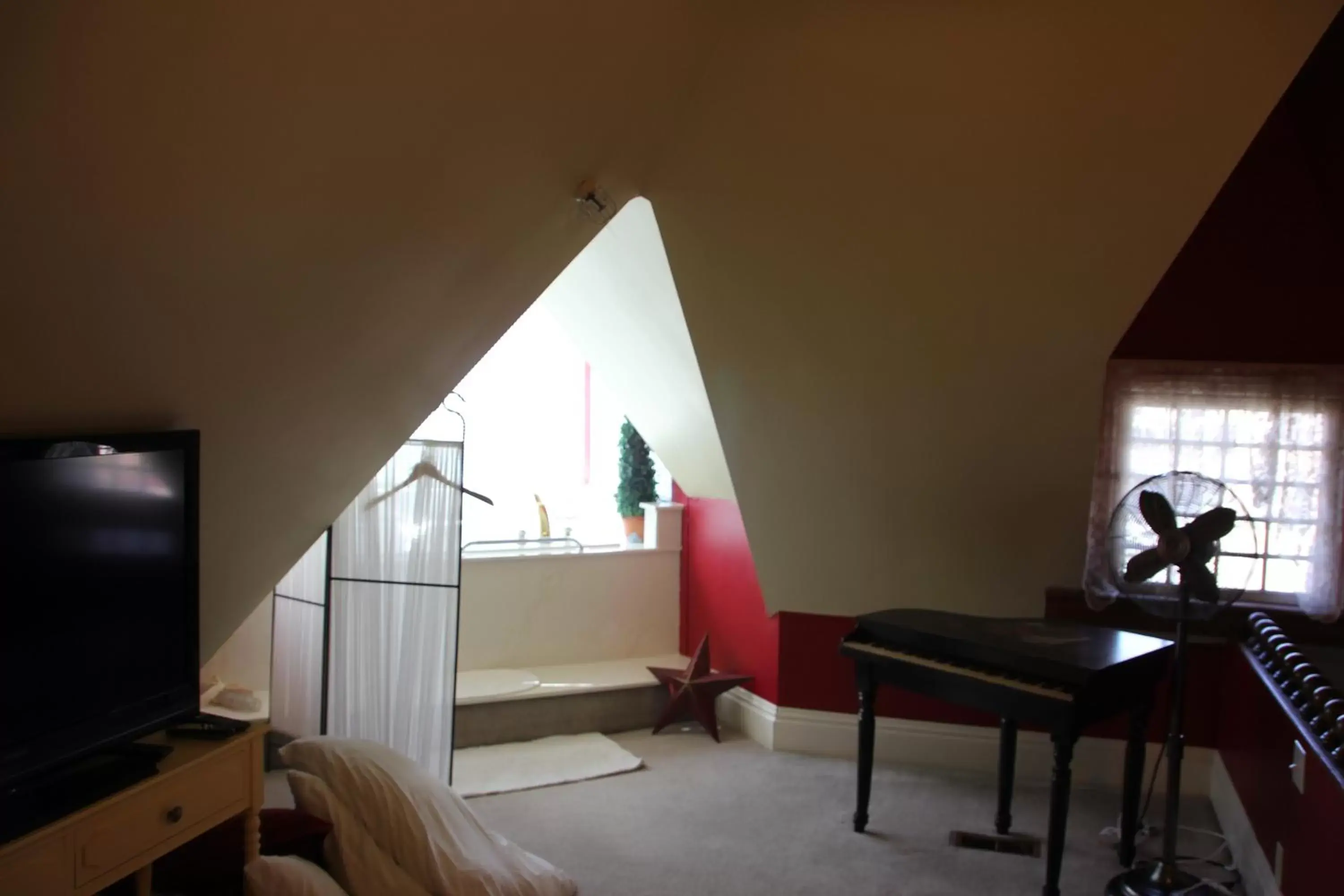 Deluxe King Room in Hines Mansion Deluxe King Room in Hines Mansion