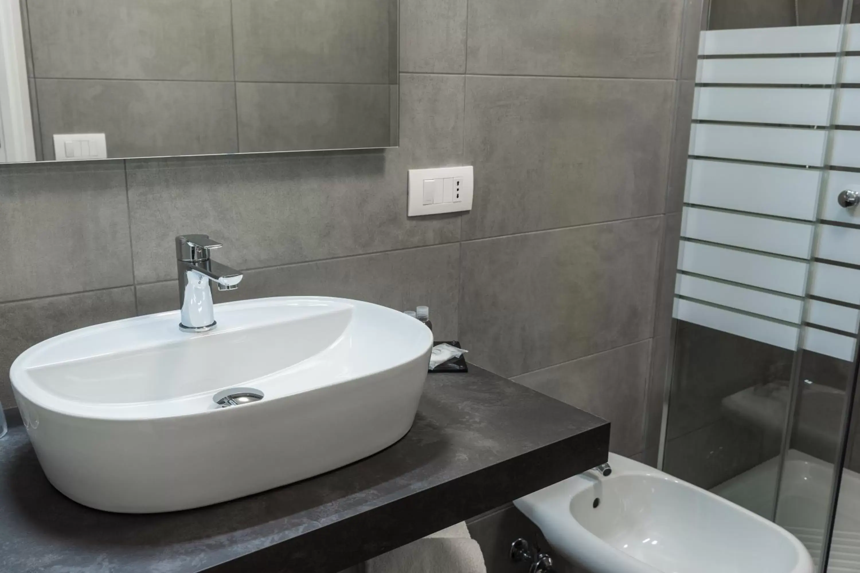 Shower, Bathroom in L'Essenza Hotel