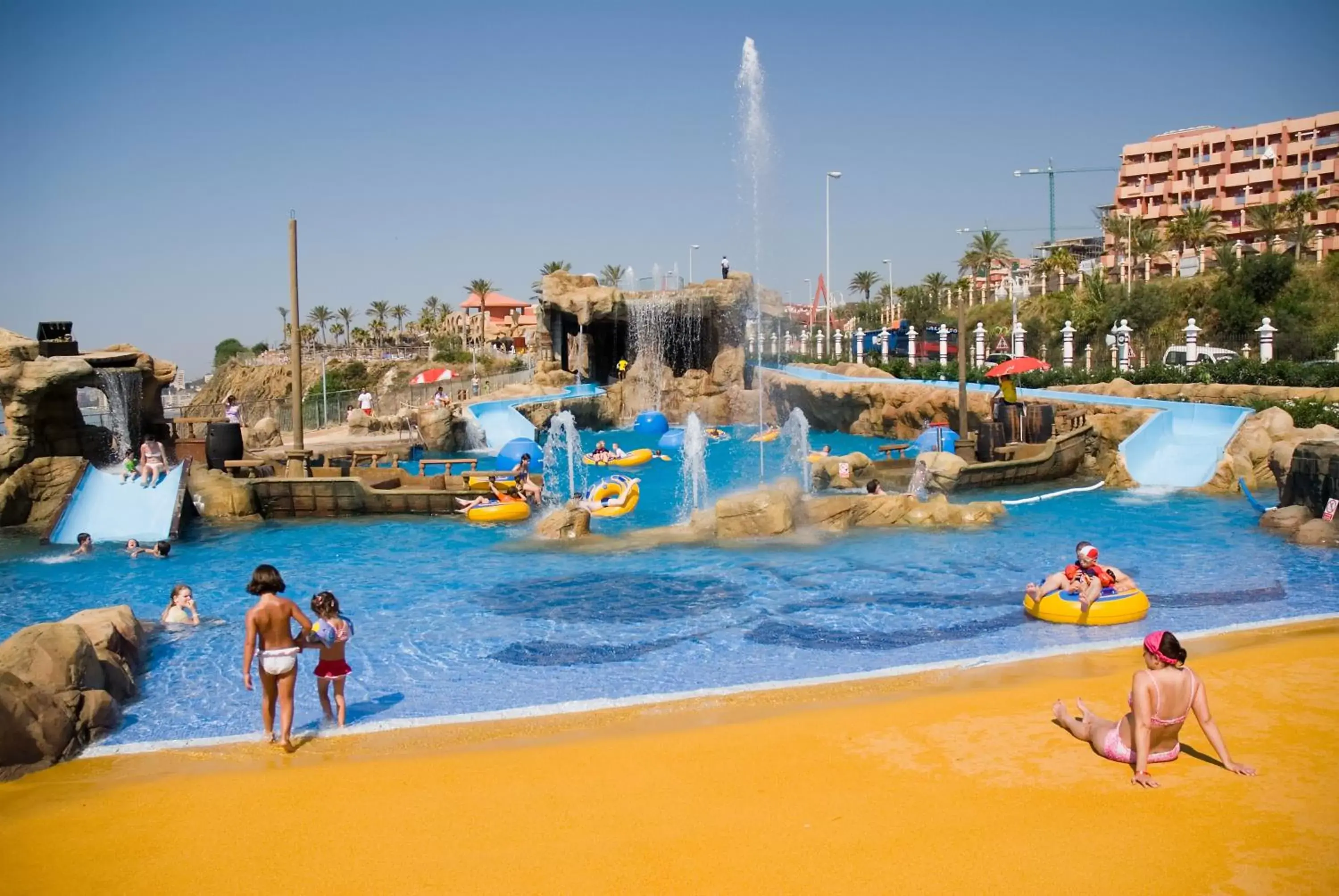 Area and facilities, Swimming Pool in Holiday World Resort