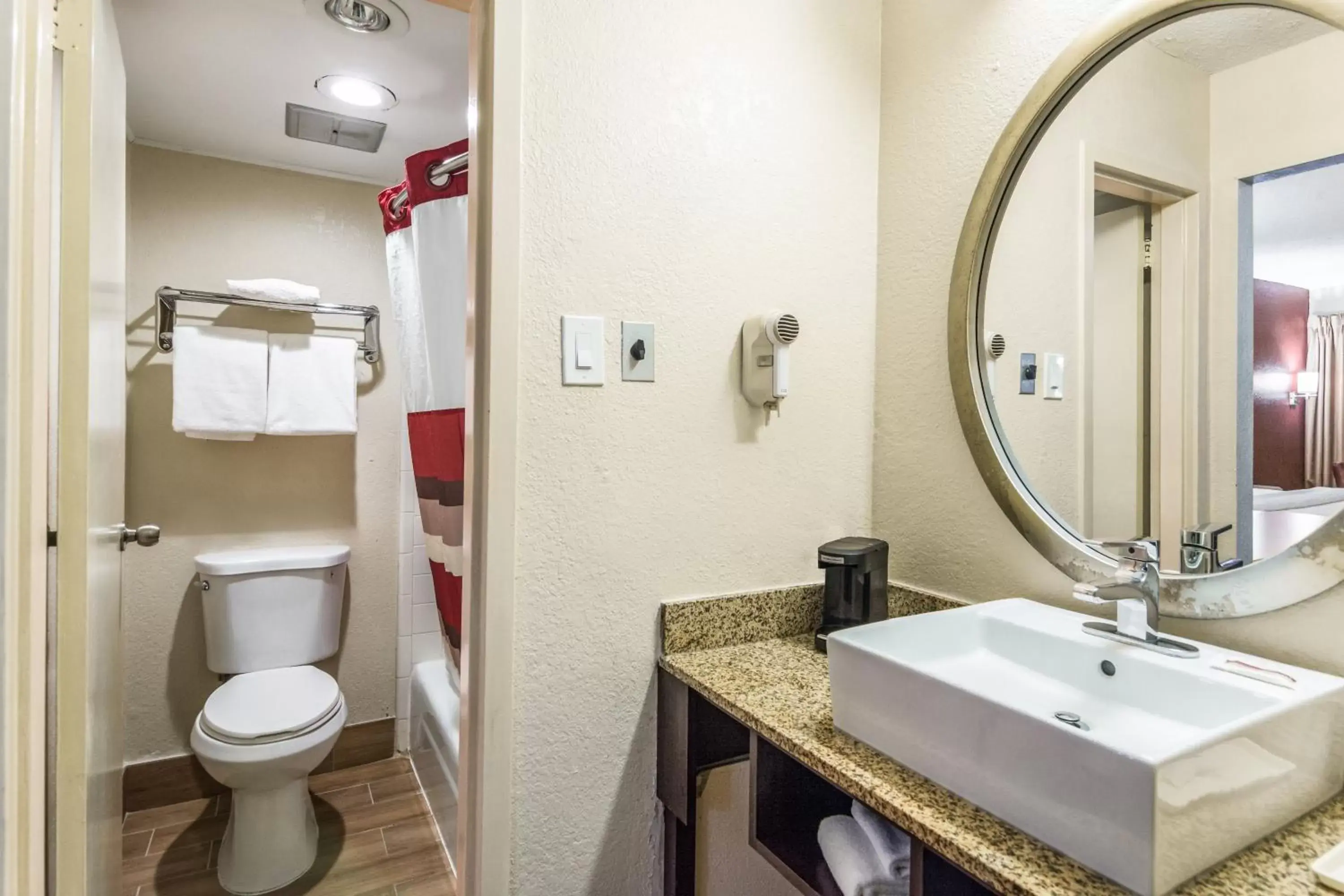 Bathroom in Red Roof Inn Williamsburg