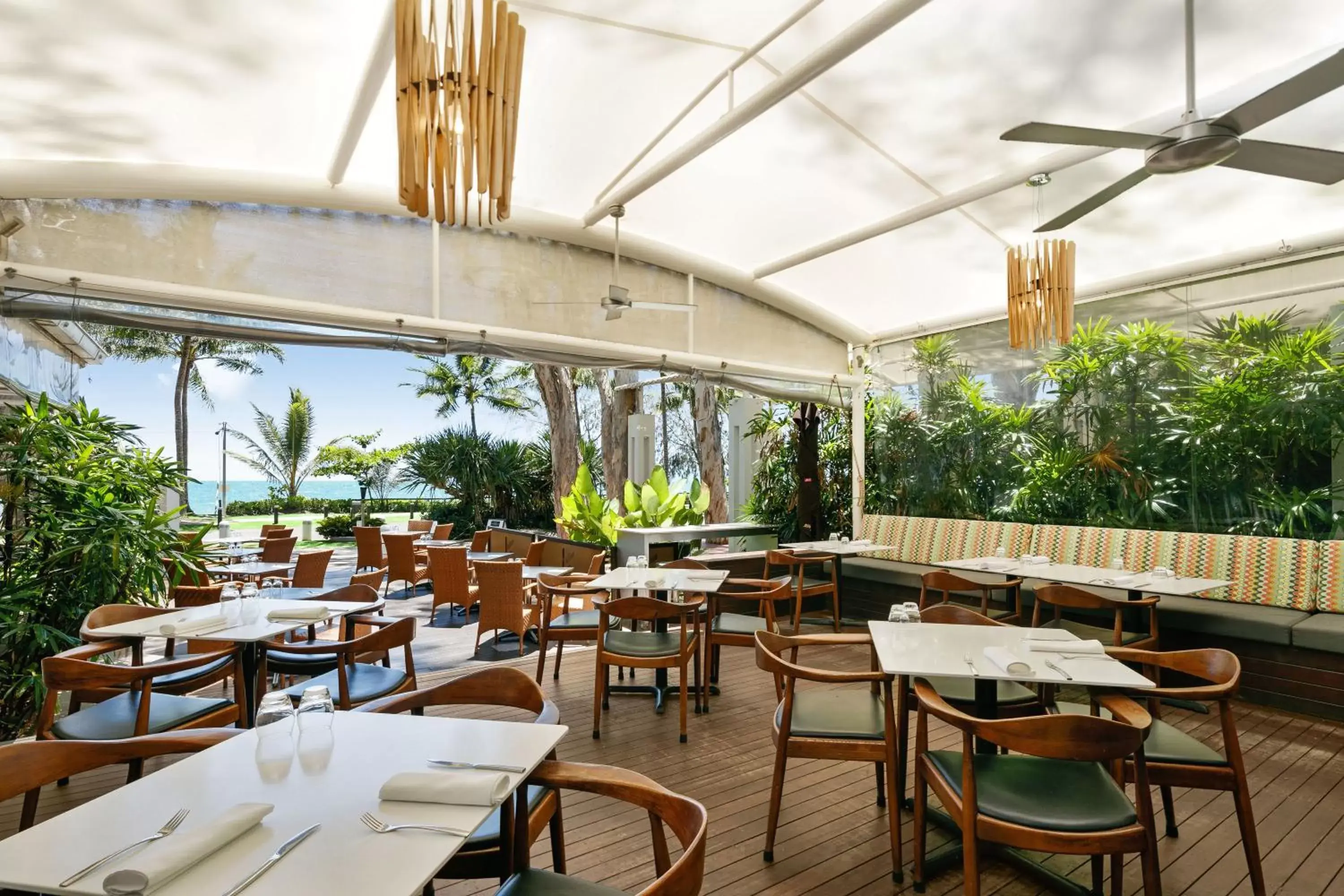 Restaurant/Places to Eat in Peppers Beach Club & Spa