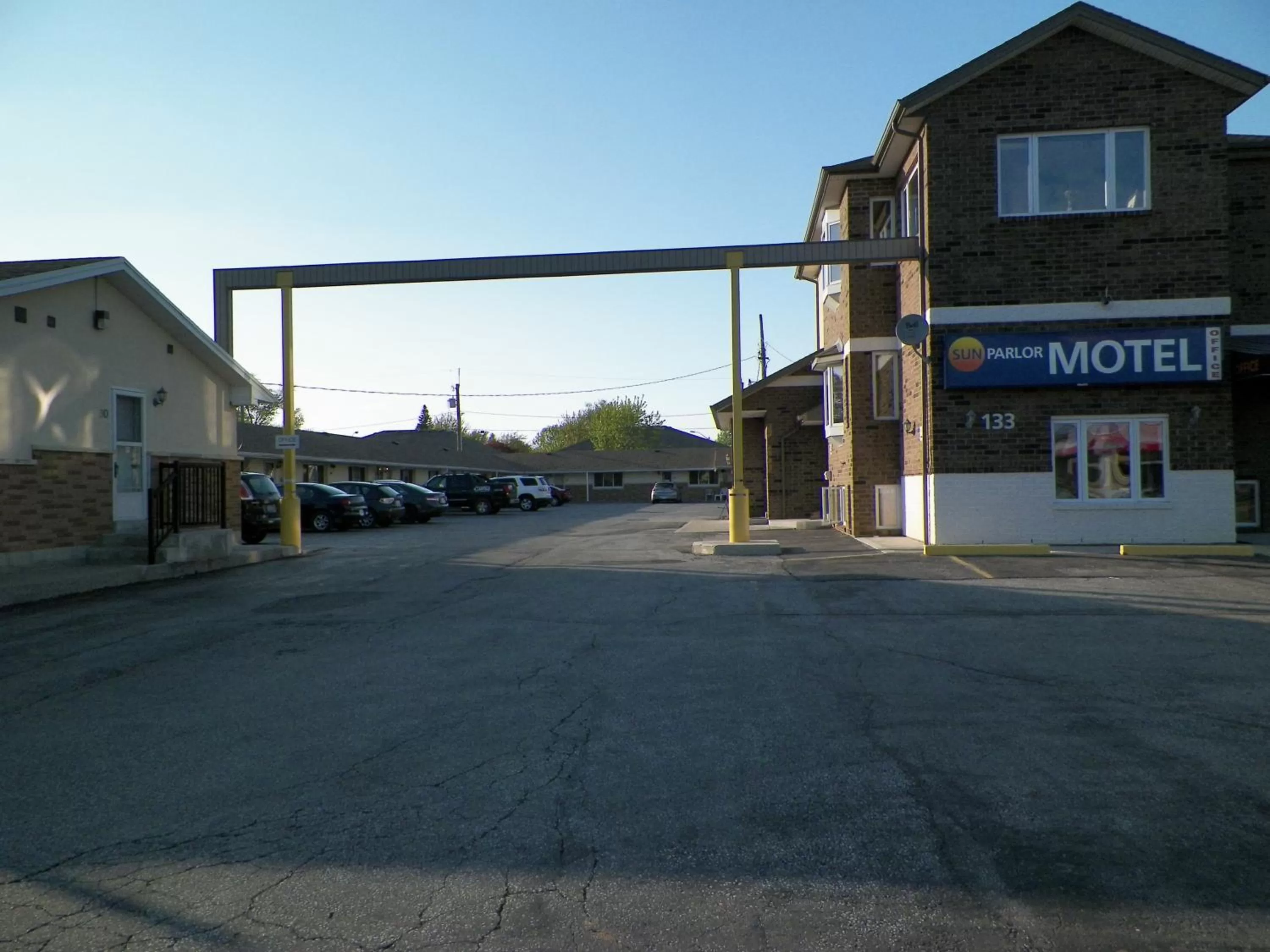 Property building in Sunparlor Motel