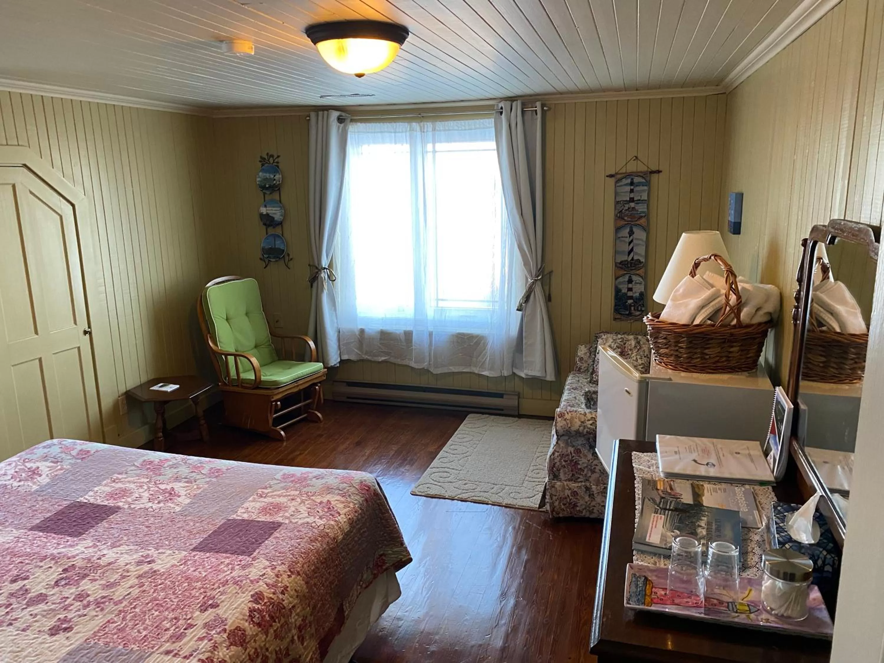 Photo of the whole room, Bed in La Maison entre Mer Montagnes