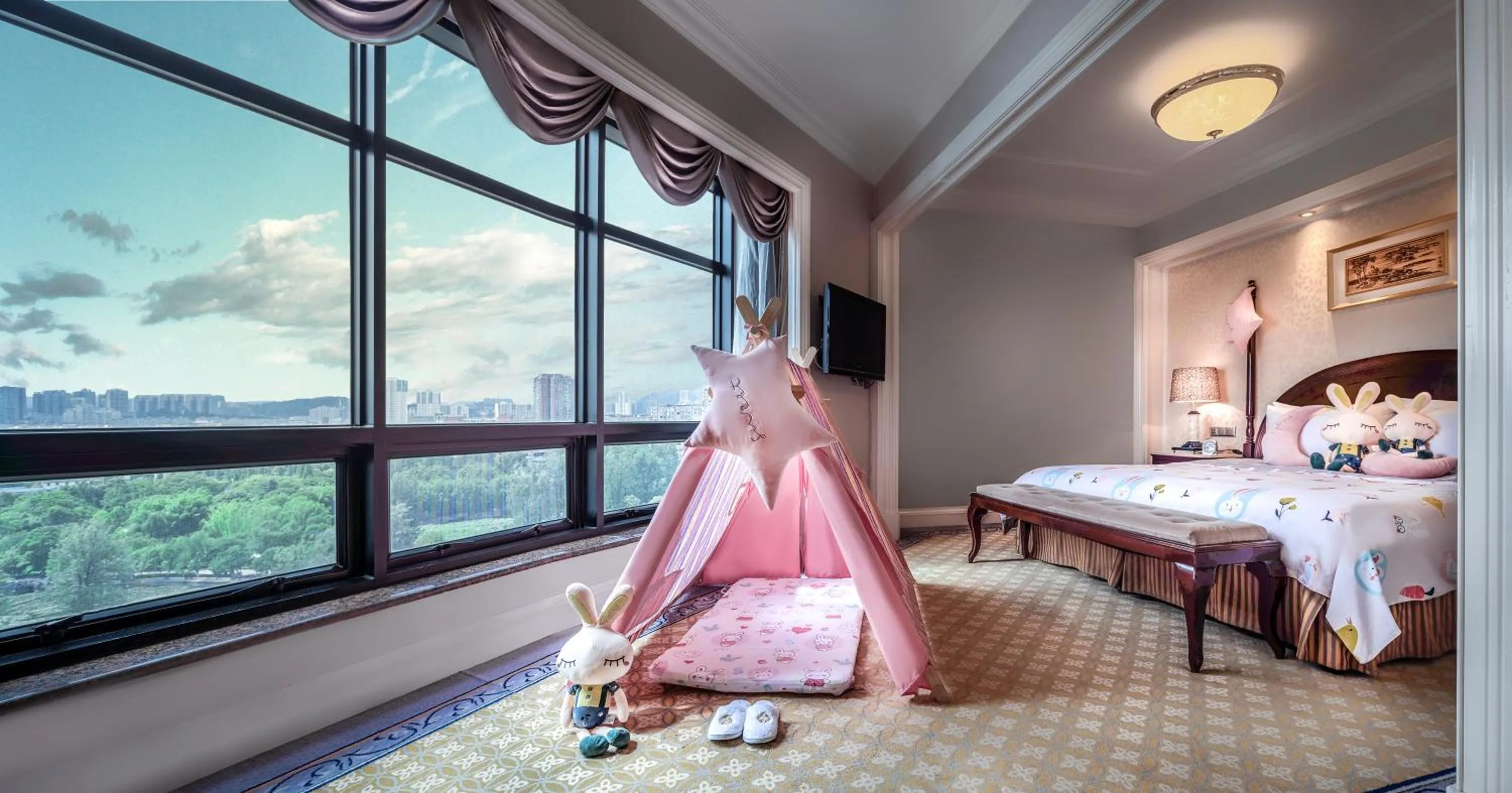 Bed in Green Lake Hotel