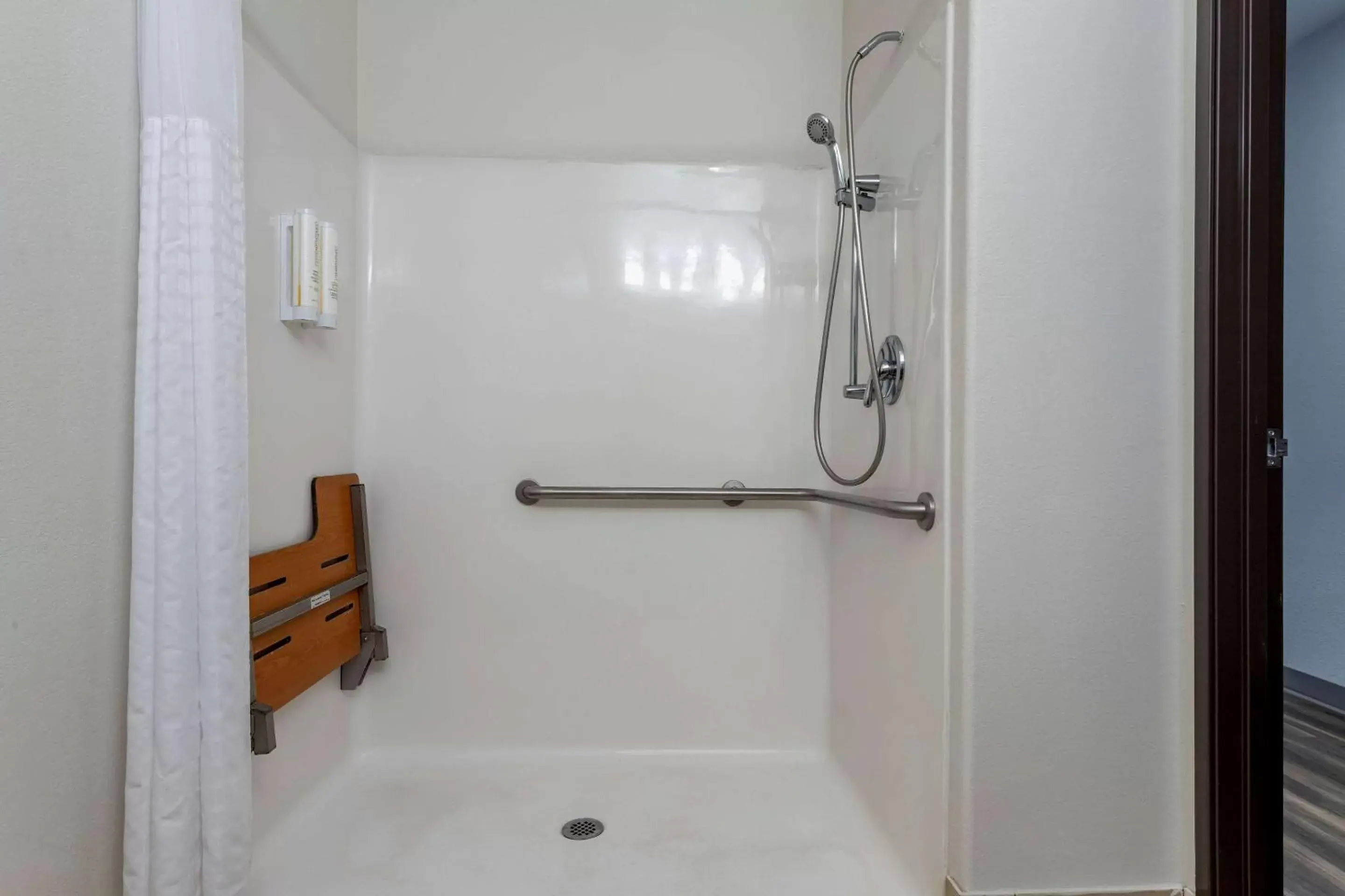 Bedroom, Bathroom in Clarion Pointe Sulphur - Lake Charles