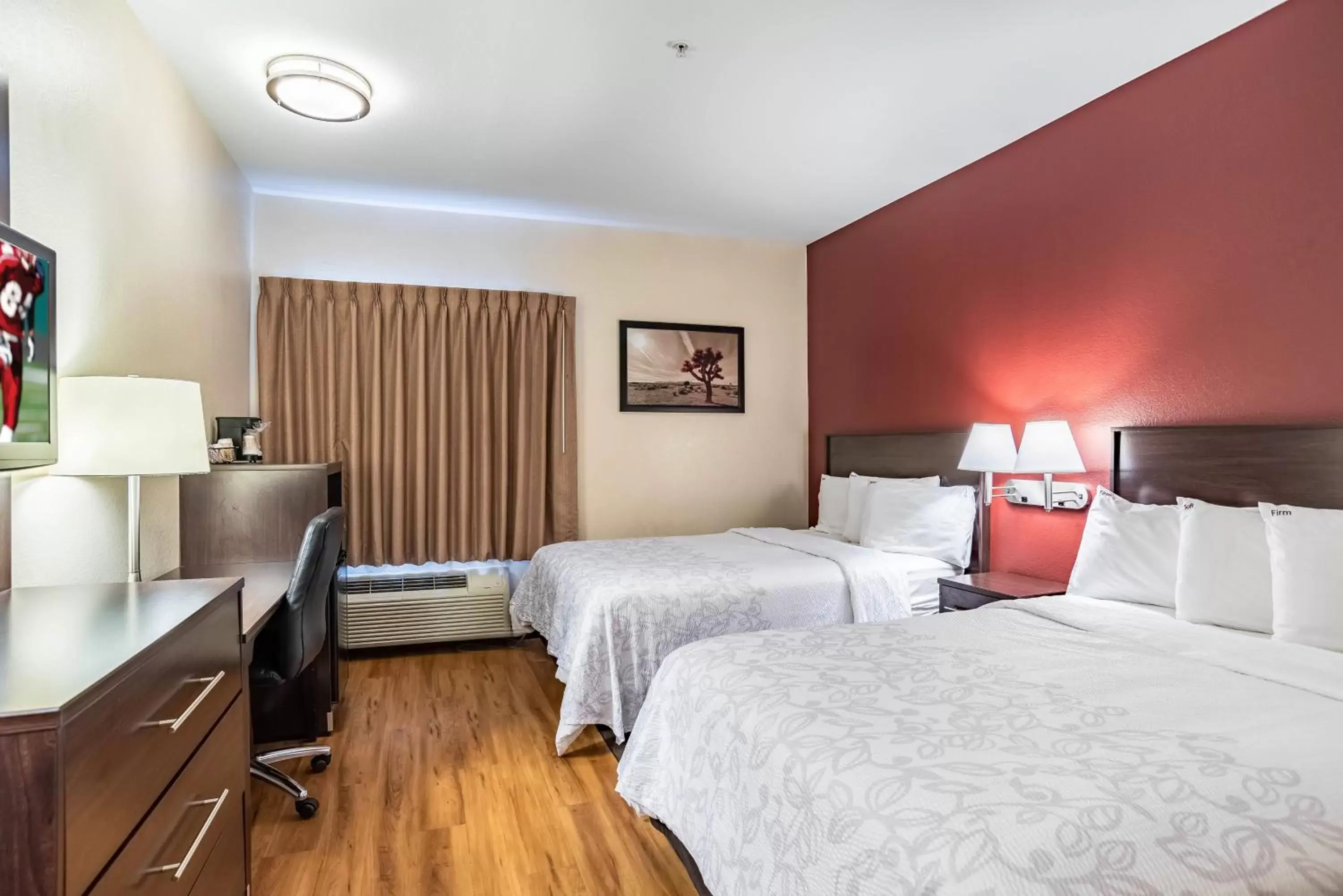 Photo of the whole room, Bed in Red Roof Inn PLUS+ Tempe - Phoenix Airport