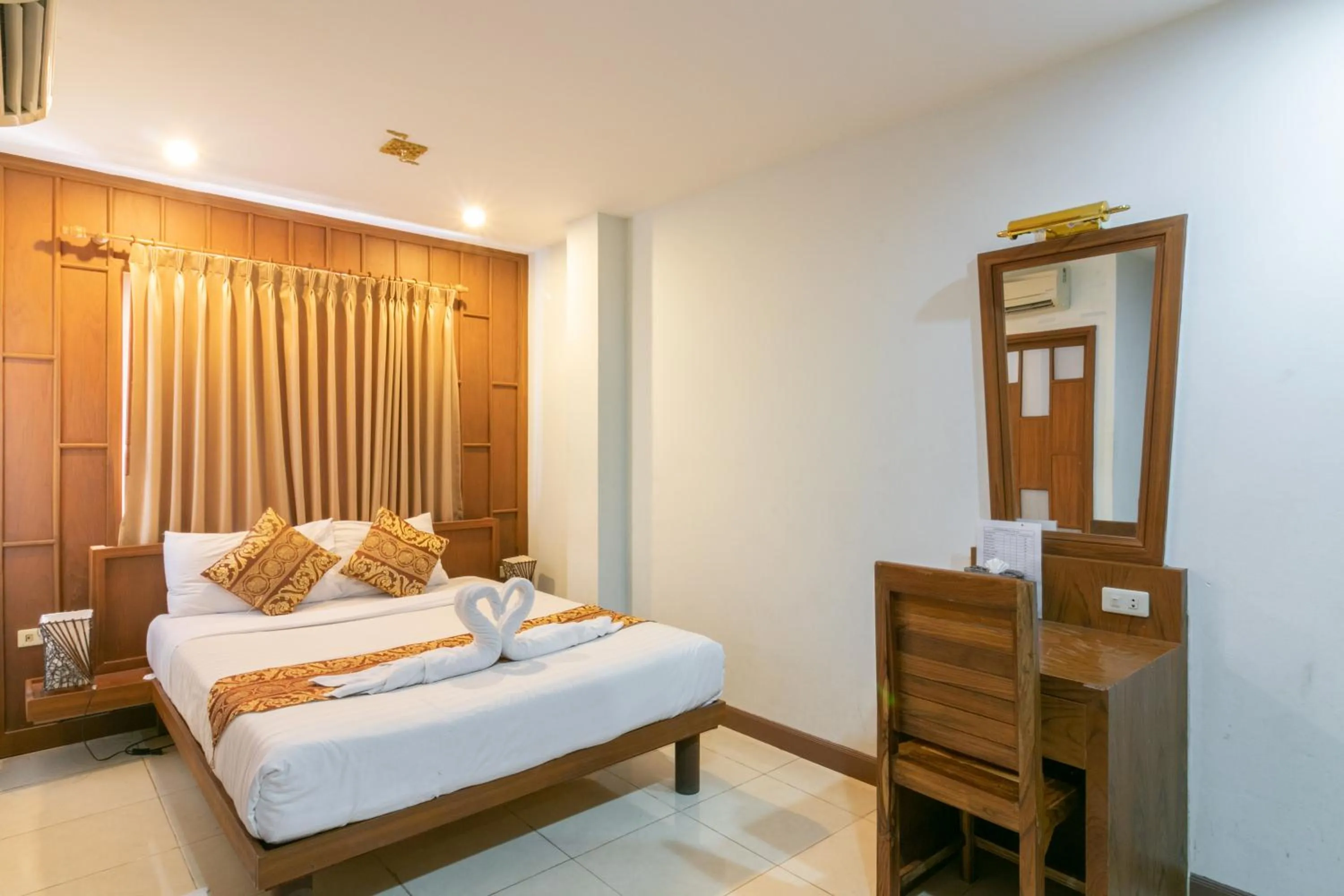 Photo of the whole room, Bed in Lotus Hotel Patong