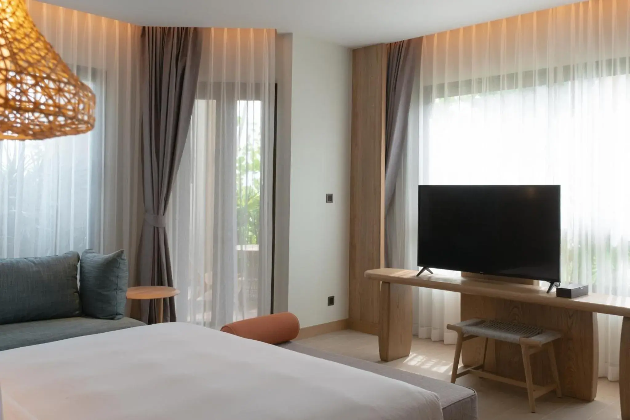 Bed, TV/Entertainment Center in Holiday Inn Resort Samui Bophut Beach, an IHG Hotel
