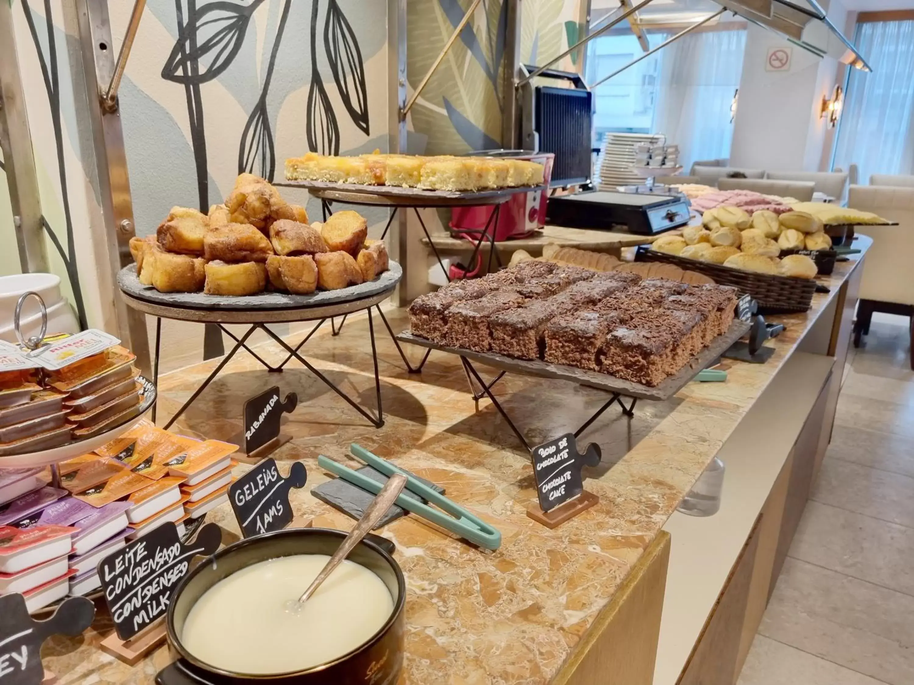 Buffet breakfast in Mirasol Copacabana Hotel Buffet breakfast in Mirasol Copacabana Hotel