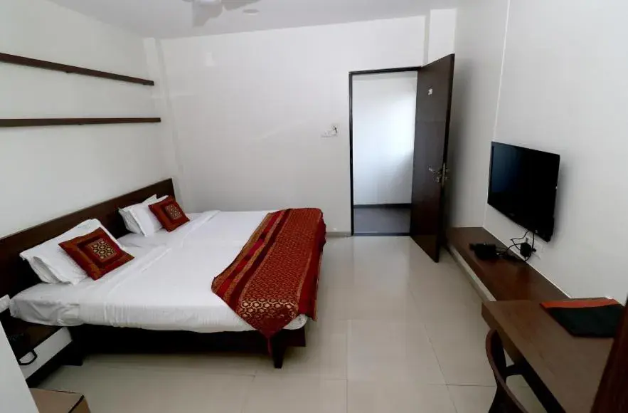 Bedroom, Bed in Hotel Girnar