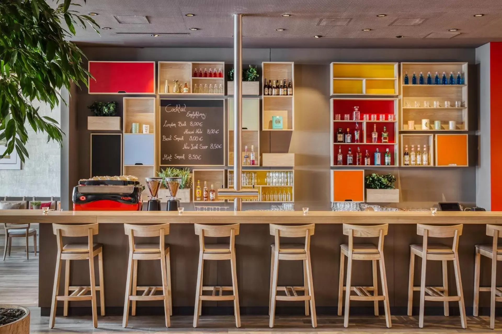 Lounge or bar in IntercityHotel Hamburg-Barmbek Lounge or bar in IntercityHotel Hamburg-Barmbek