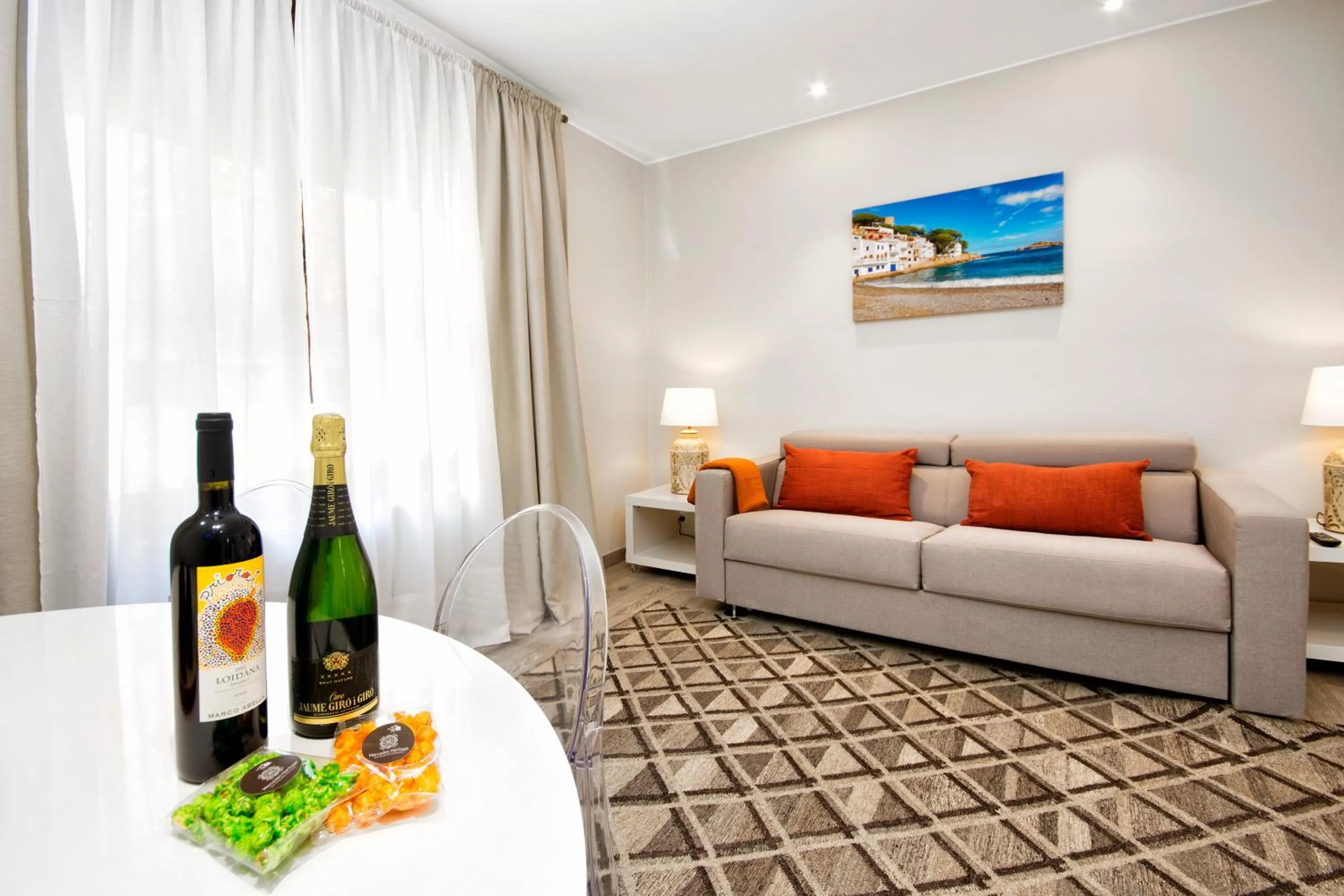 Living room in Eixample Building Apartments by Mercedes Heritage