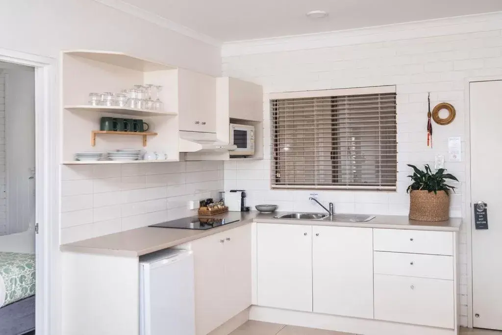 Kitchen or kitchenette, Kitchen/Kitchenette in Mollymook Seascape Motel and Apartments