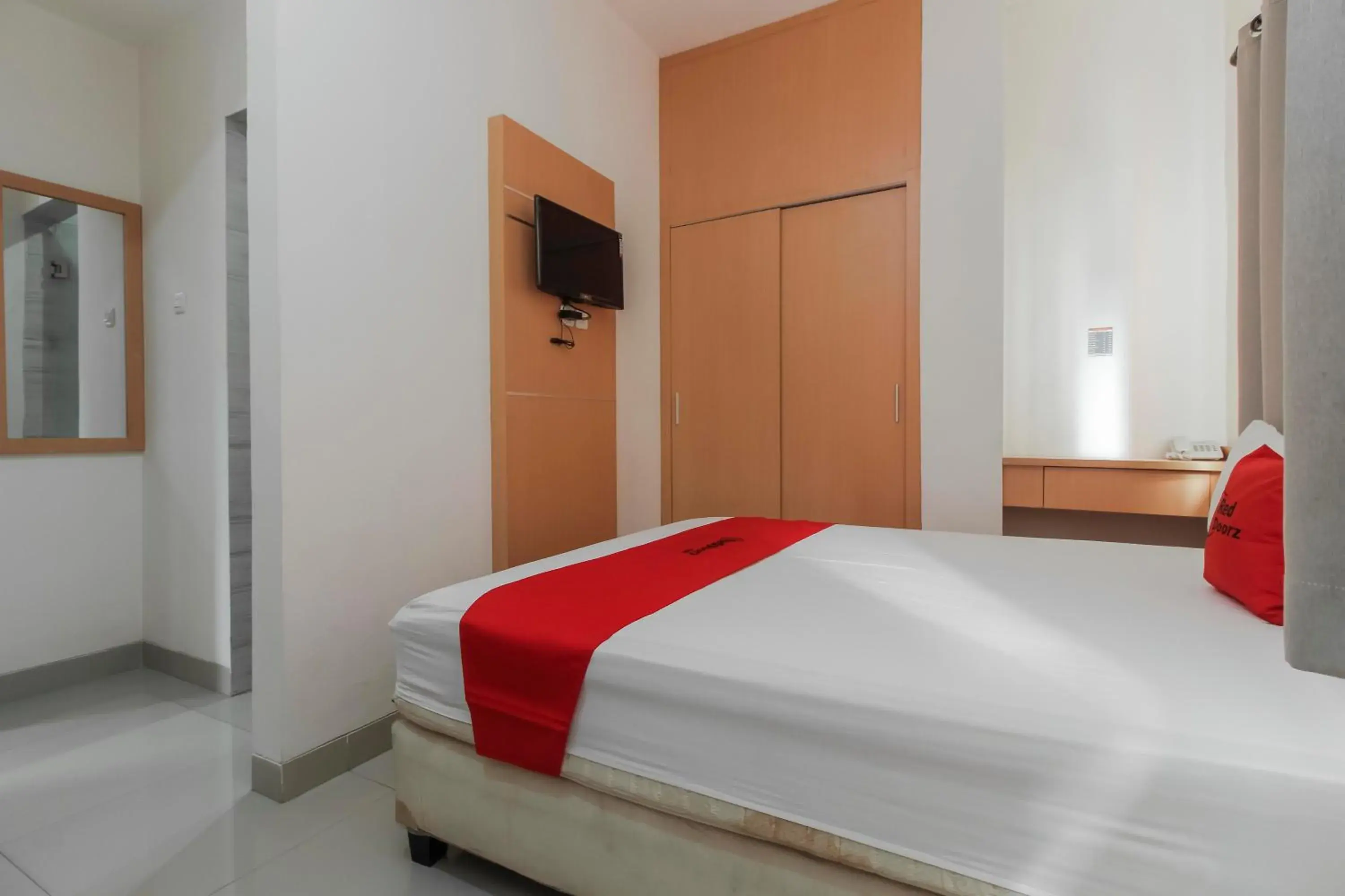 Bedroom, Bed in RedDoorz Plus near Galaxy Bekasi