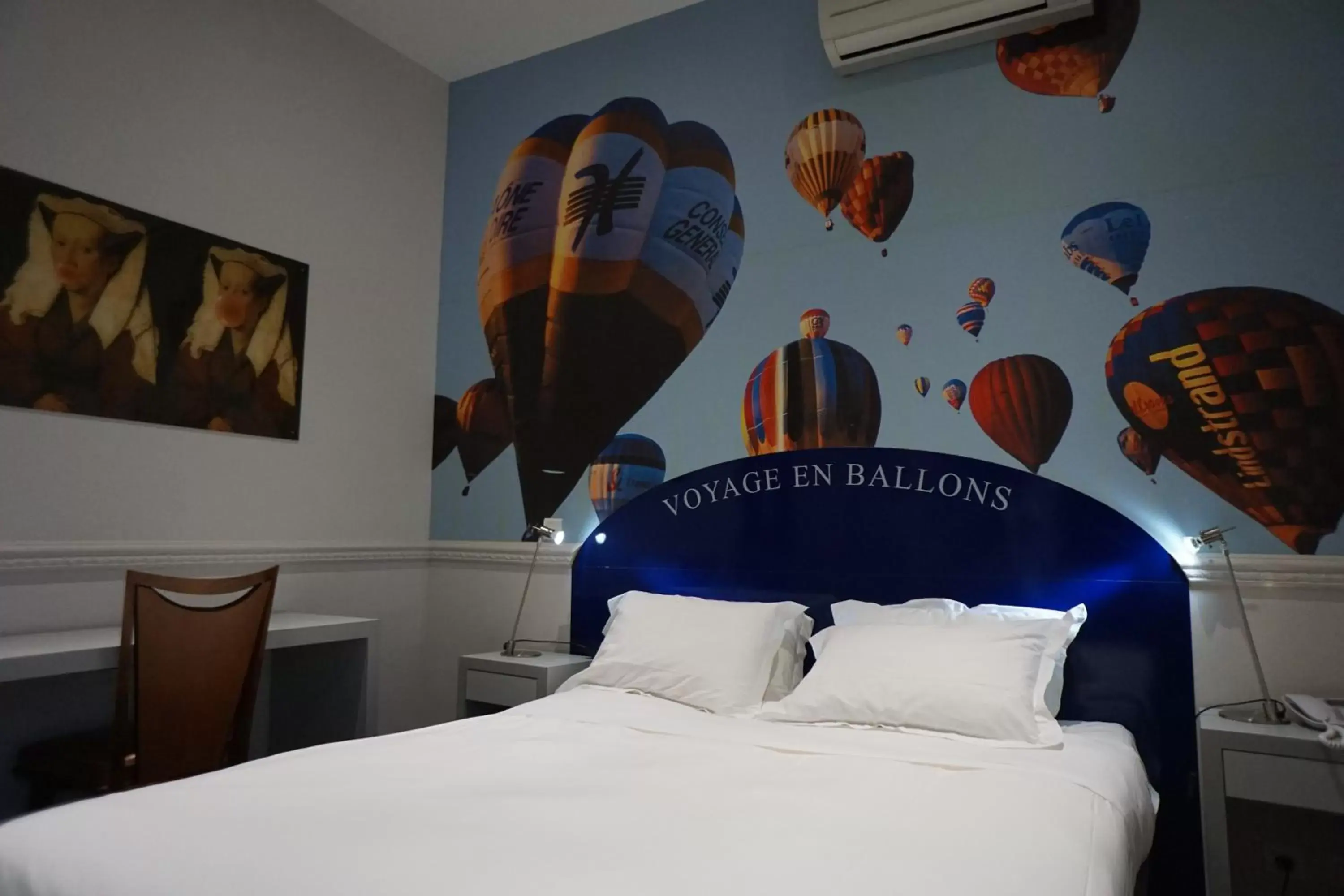 Bedroom, Bed in Hôtel Les Voyageurs