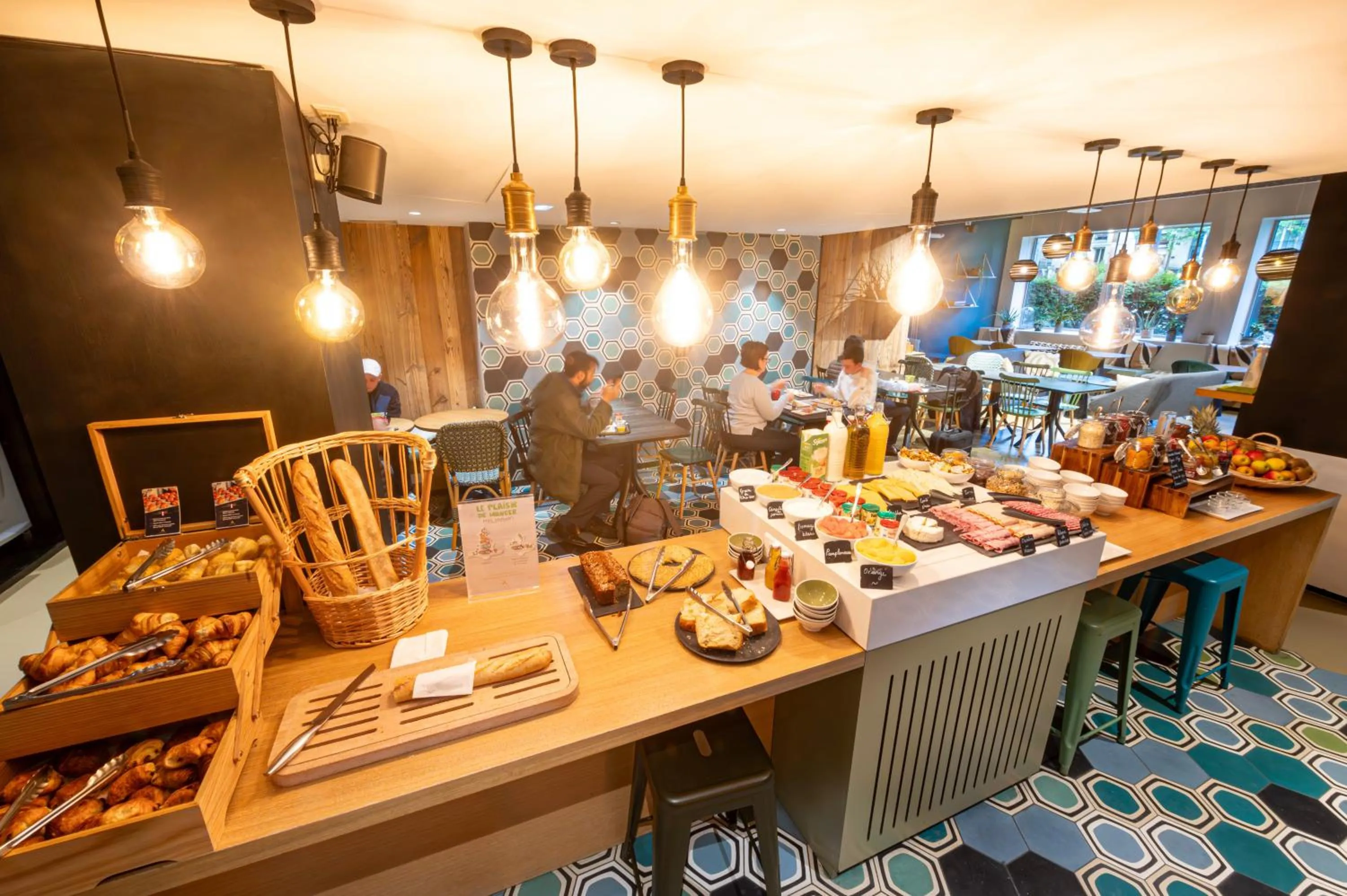 Food and drinks in ibis Styles Paris 16 Boulogne