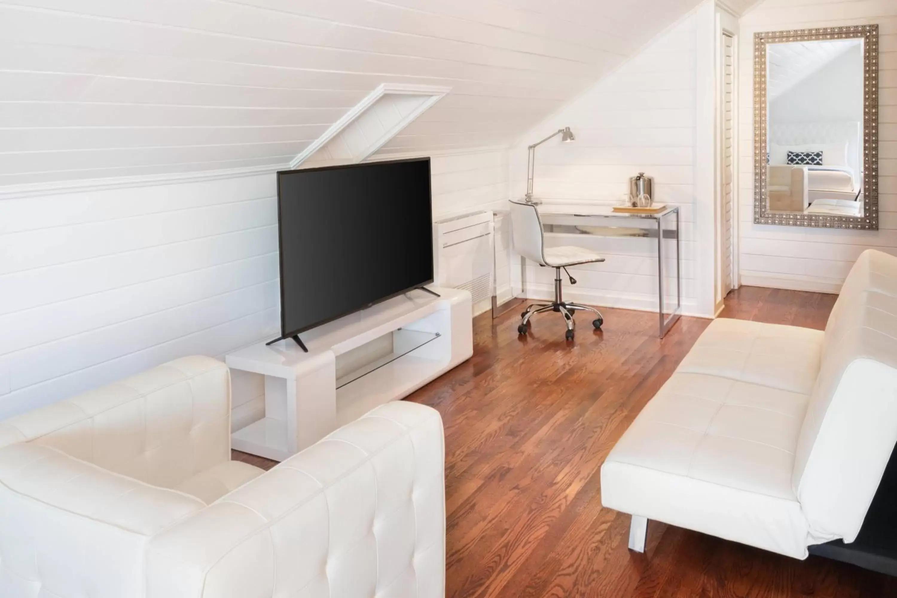 Bedroom, TV/Entertainment Center in The Saint Hotel Key West, Autograph Collection