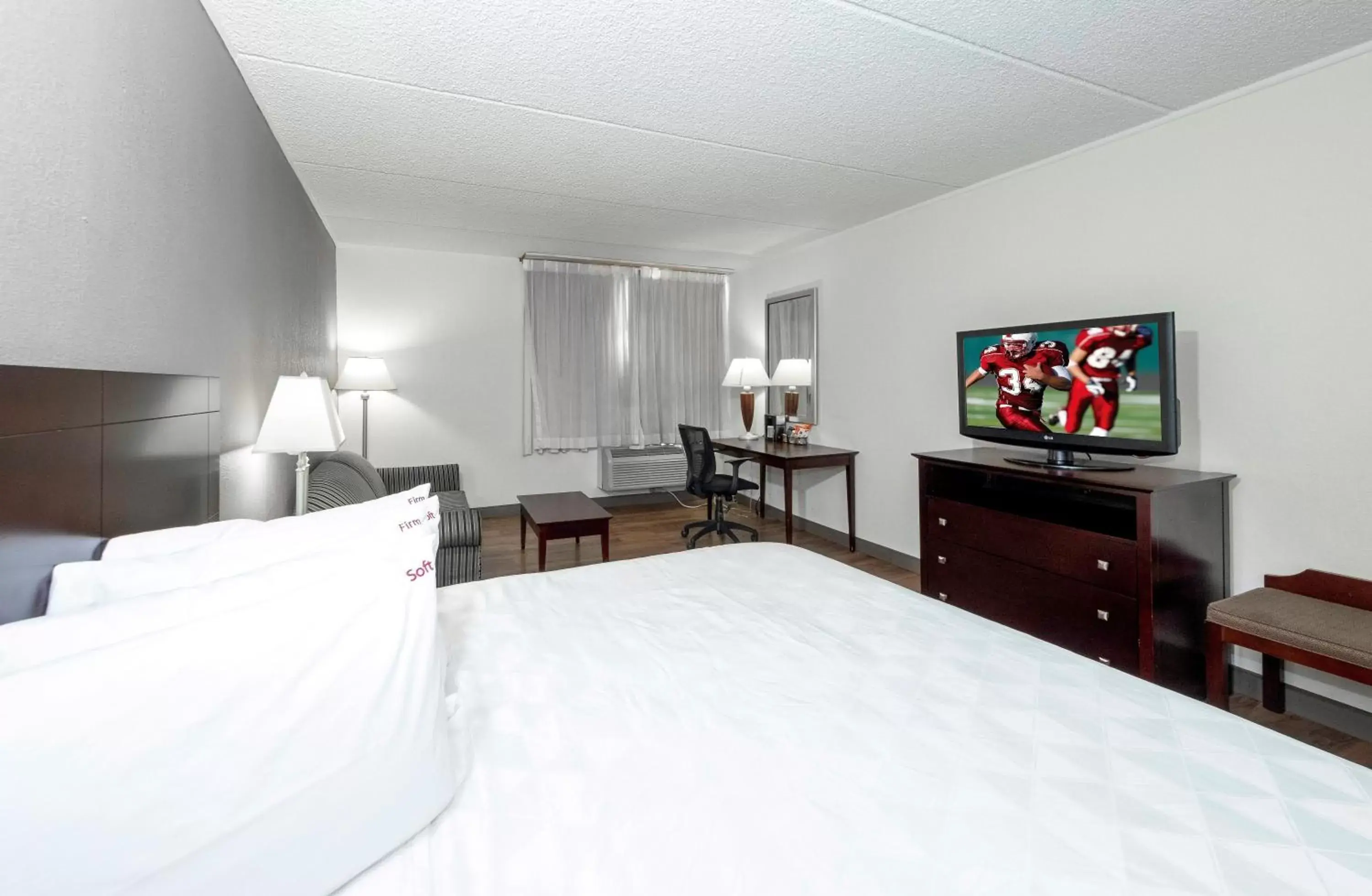 Photo of the whole room, Bed in Red Roof Inn PLUS Newark Liberty Airport - Carteret