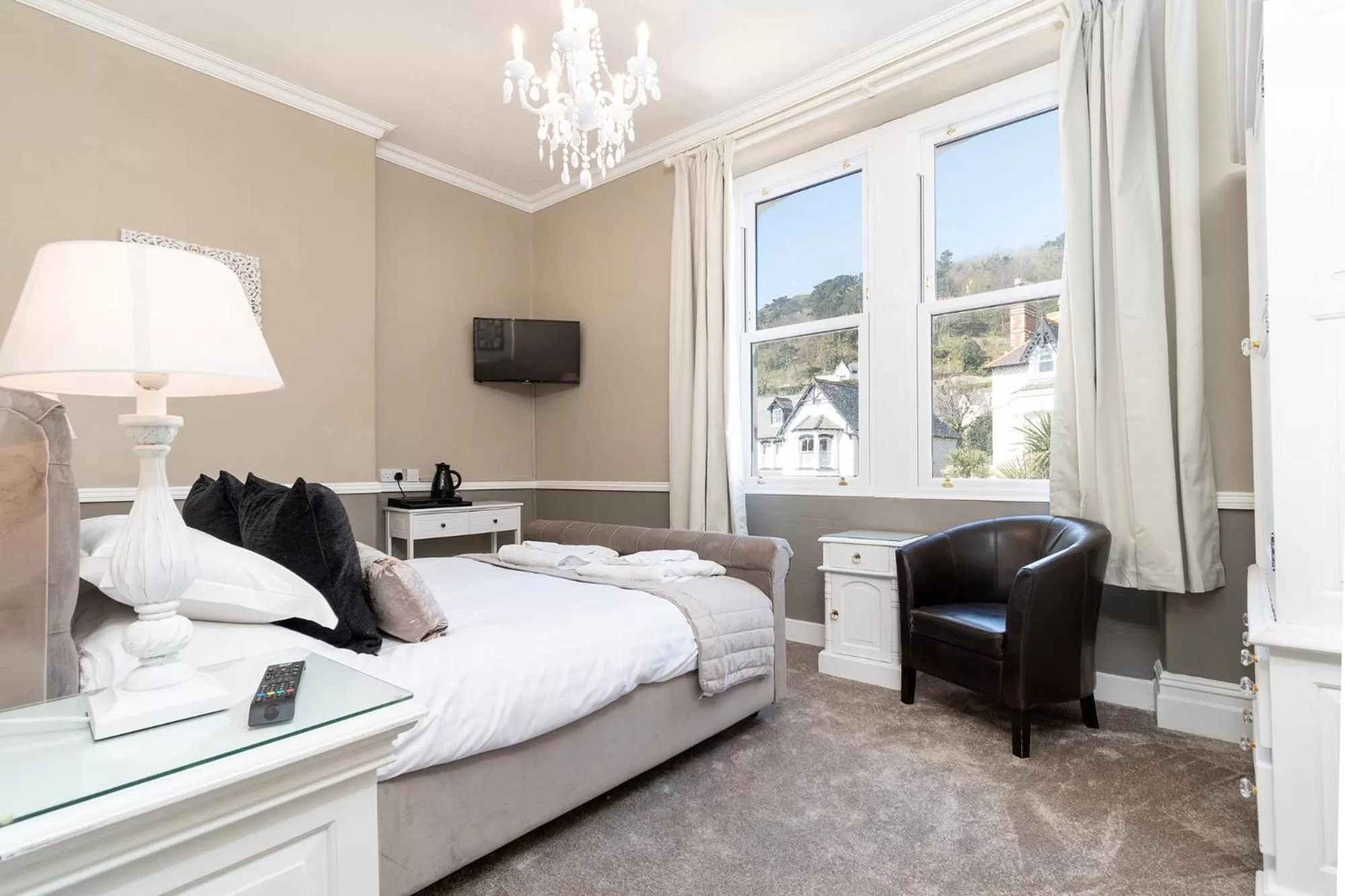 Photo of the whole room, Bed in Lansdowne House with Private Car Park