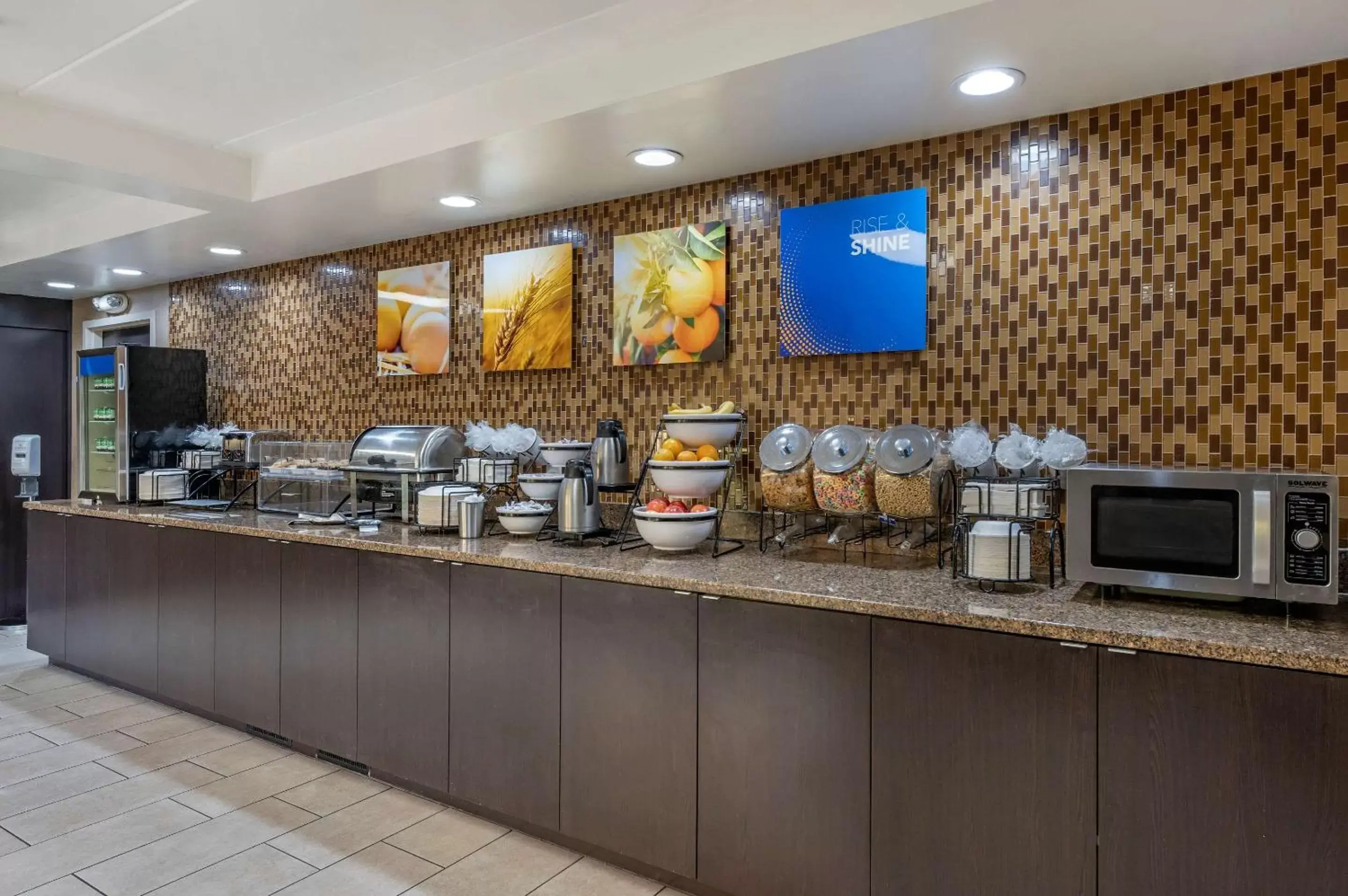 Restaurant/Places to Eat in Comfort Inn Northeast Cincinnati