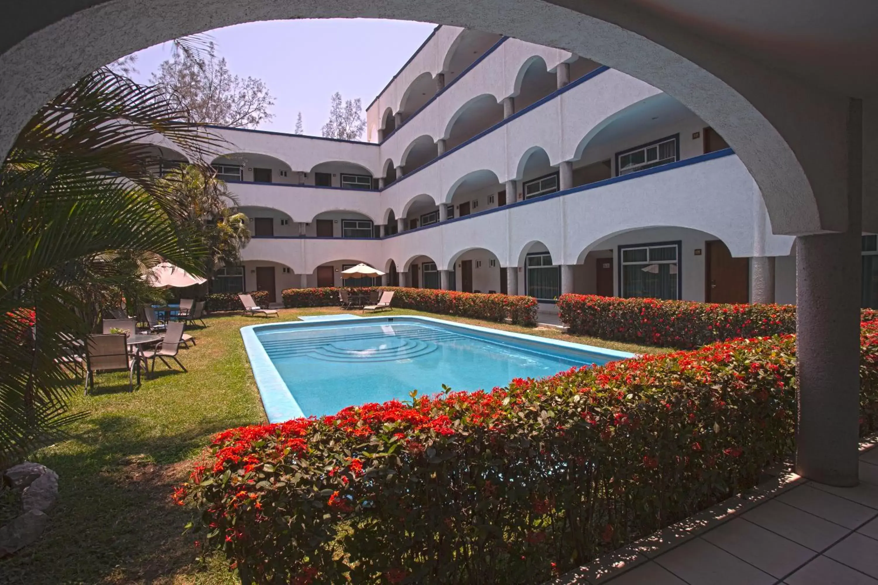 Swimming pool in Hotel Arcos Aeropuerto
