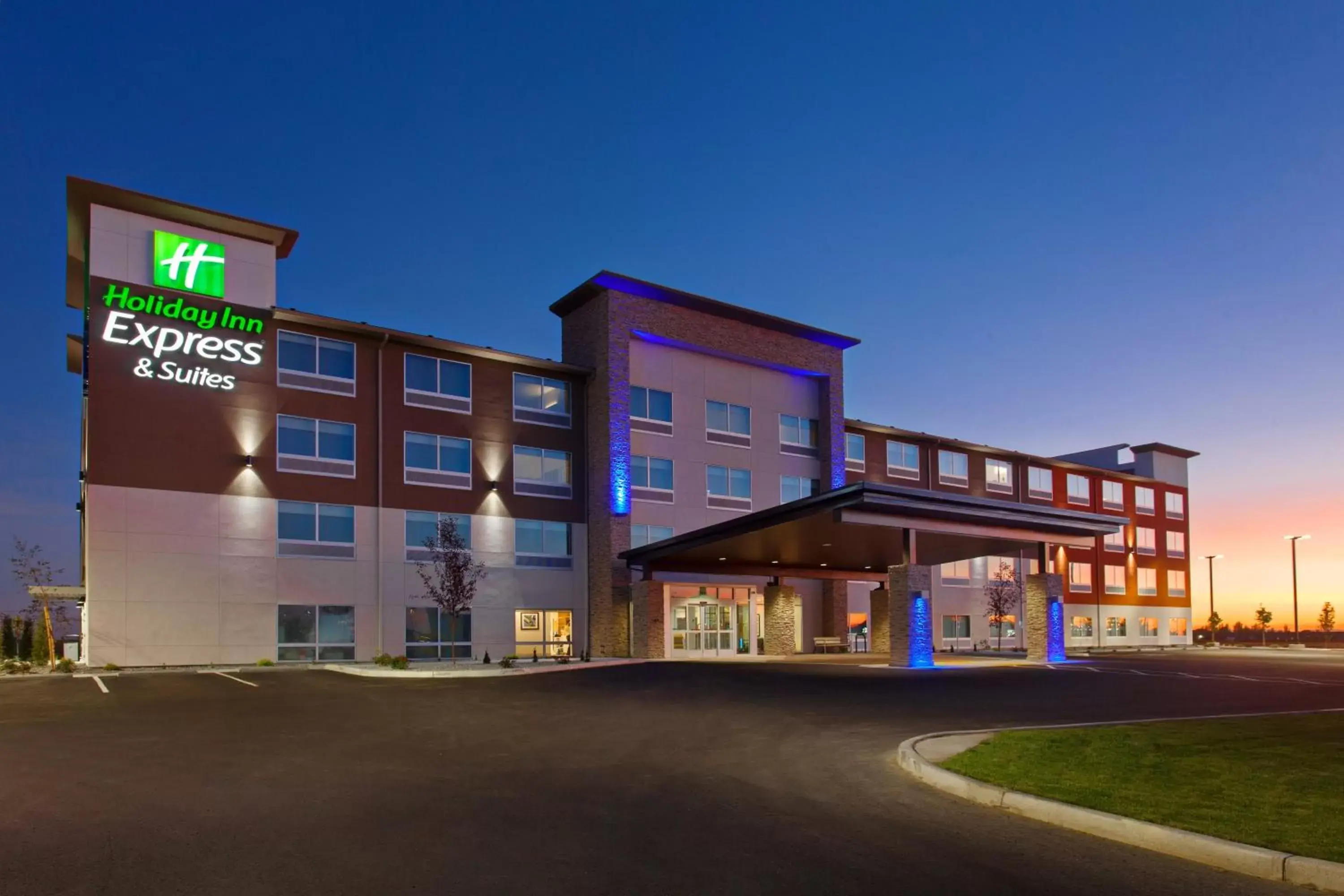 Property Building in Holiday Inn Express & Suites - Moses Lake, an IHG Hotel